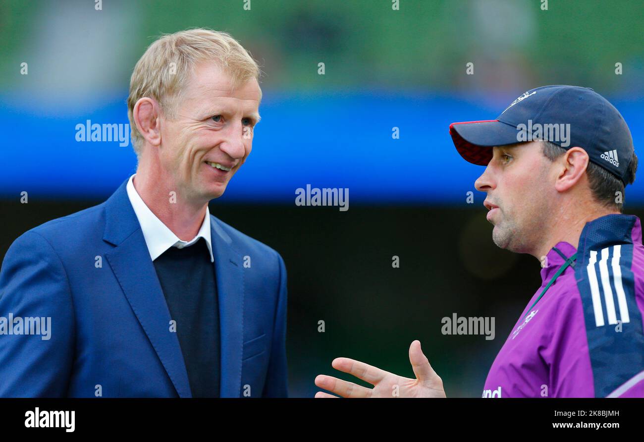 RDS Arena, Ballsbridge, Dublin, Irlande. 22nd octobre 2022. Championnat de rugby des États-Unis; entraîneur-chef Graham Rowntree Munster et entraîneur-chef Leo Cullen Leinster chat avant le coup d'envoi crédit: Action plus Sports/Alamy Live News Banque D'Images