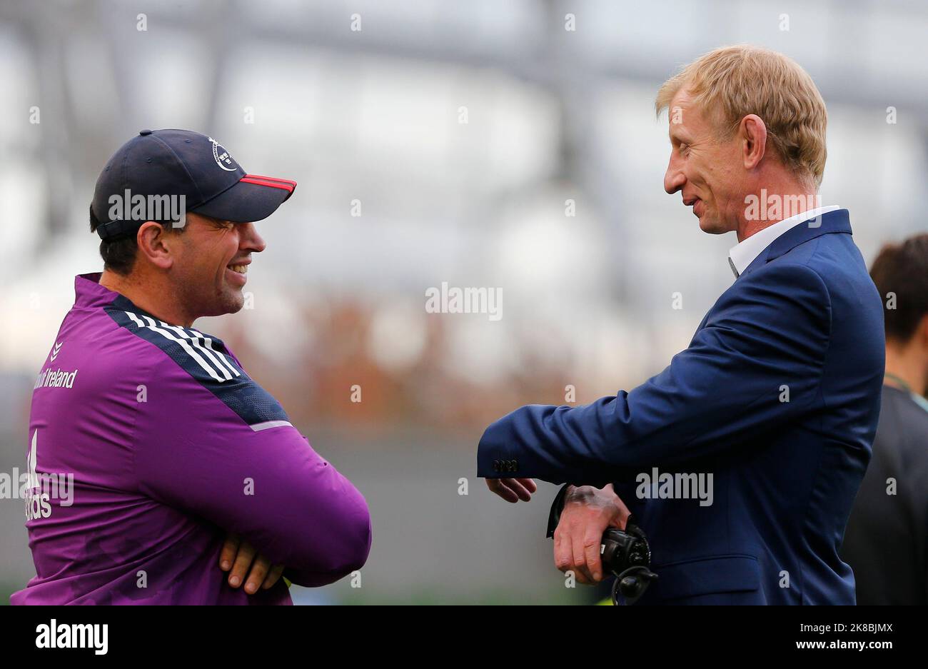 RDS Arena, Ballsbridge, Dublin, Irlande. 22nd octobre 2022. Championnat de rugby des États-Unis; entraîneur-chef Graham Rowntree Munster et entraîneur-chef Leo Cullen Leinster chat avant le coup d'envoi crédit: Action plus Sports/Alamy Live News Banque D'Images