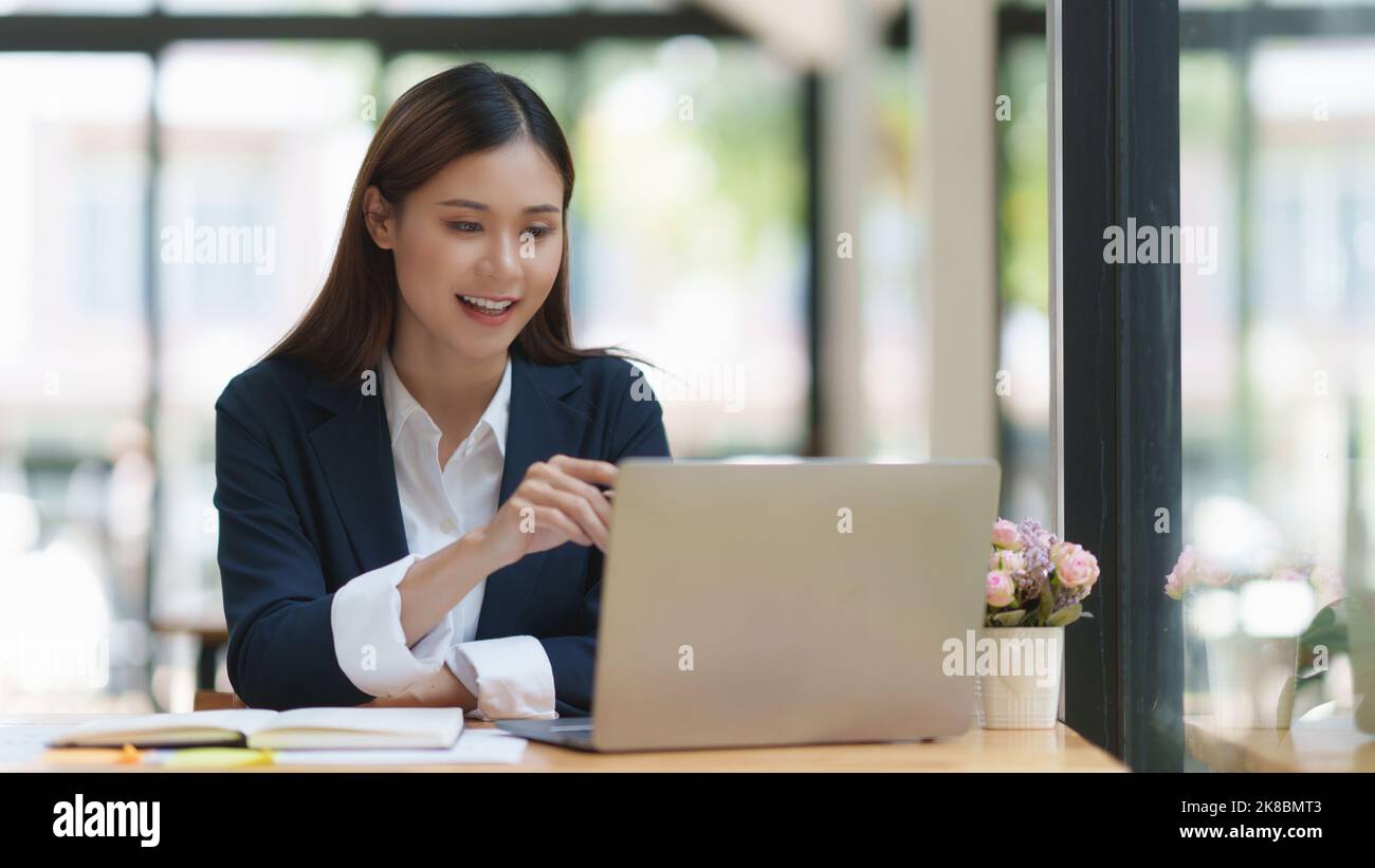 Belle femme d'affaires asiatique travaillant sur un ordinateur portable au bureau. Concept de finance d'entreprise Banque D'Images