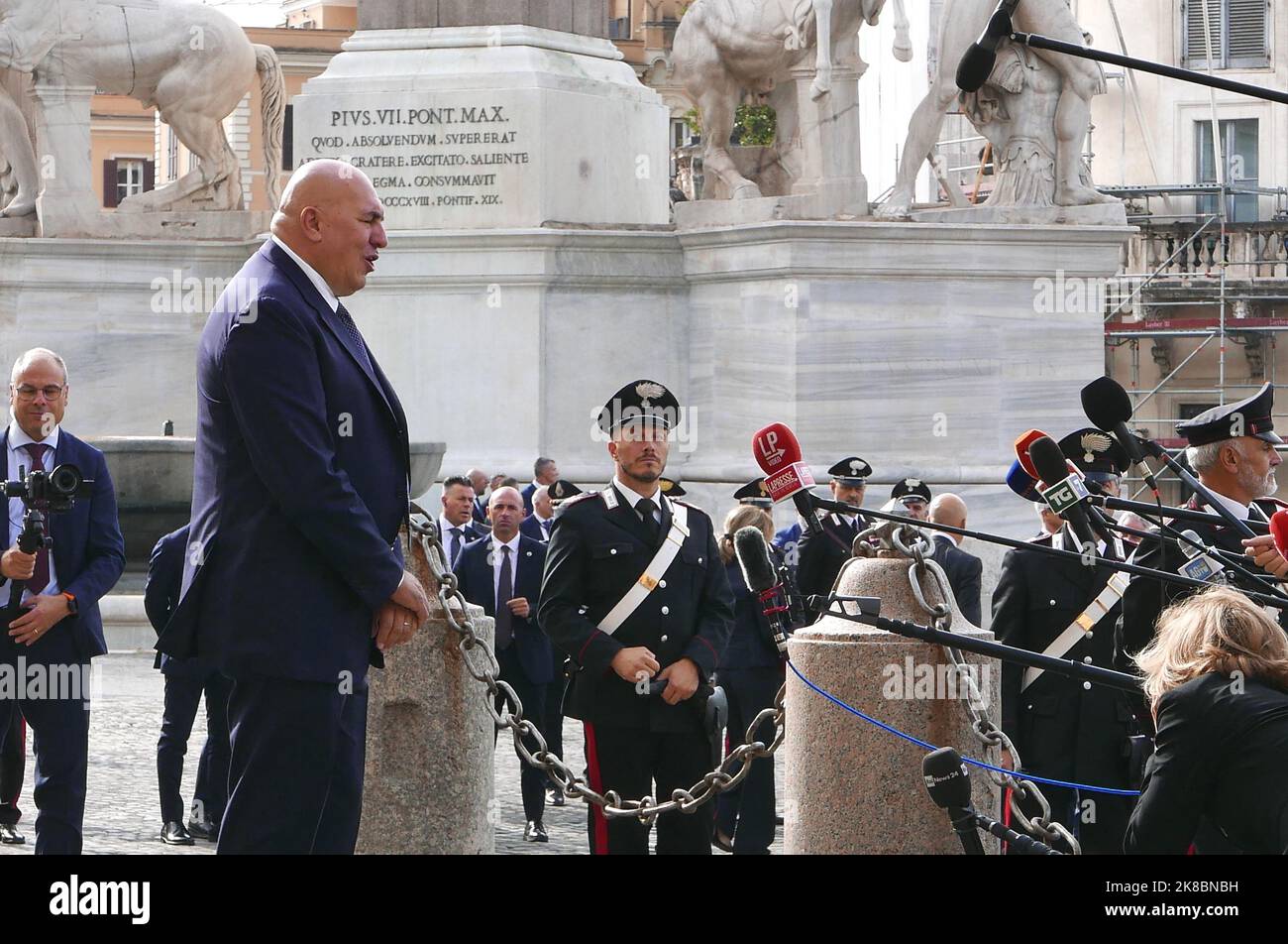 Rome, Italie. 22nd octobre 2022. Le nouveau ministre italien de la Défense Guido Crosetto s'entretient avec la presse après sa prestation de serment au Palazzo del Quirinale, Rome, Italie, 22 octobre 2022. (Photo d'Elisa Gestri/SIPA USA) crédit: SIPA USA/Alay Live News Banque D'Images