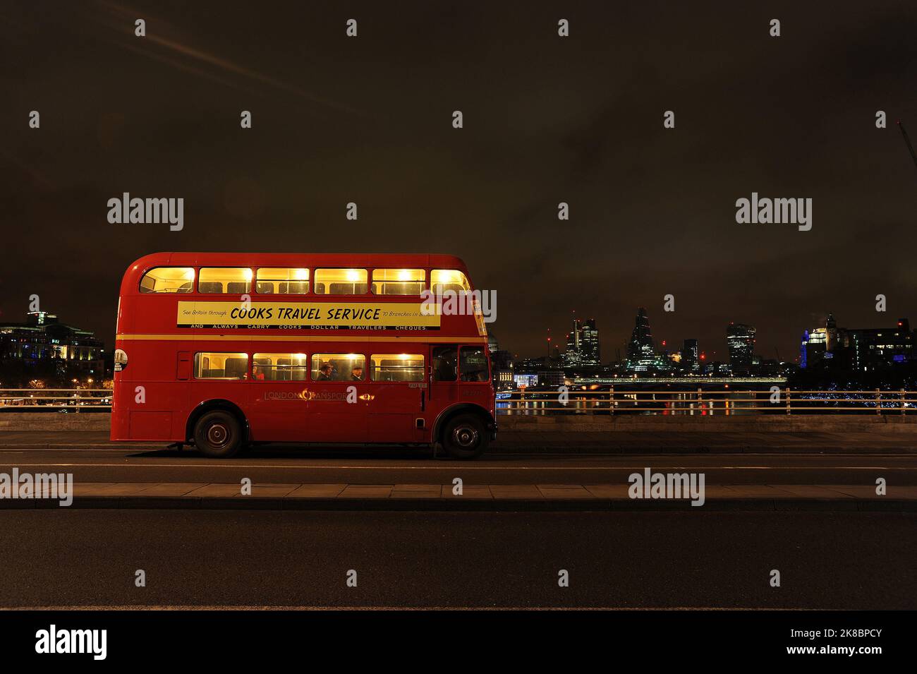 Bus sur le pont Waterloo. Vue vers l'est. Banque D'Images