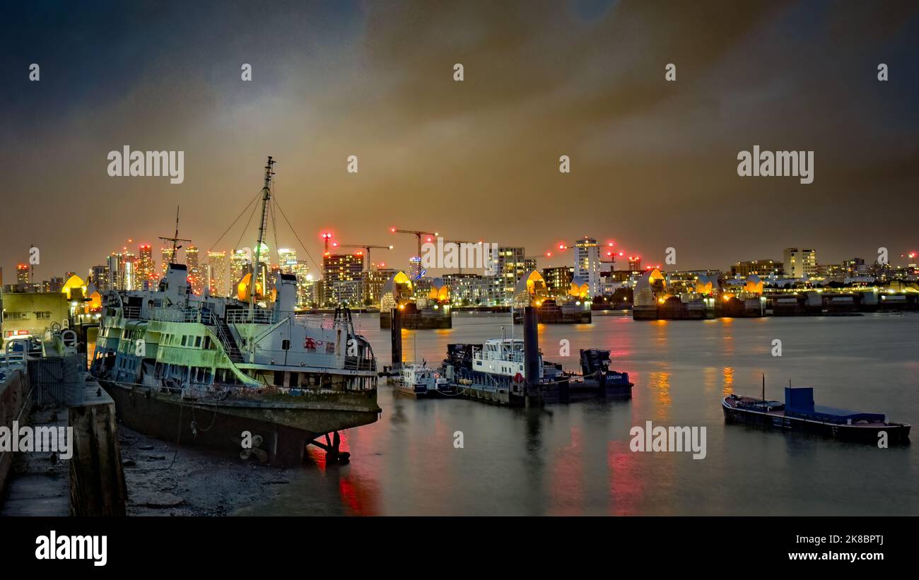 L'épave du MV Royal Iris se trouve sur la Tamise à côté de la barrière de la Tamise la nuit, Londres, Royaume-Uni. Banque D'Images