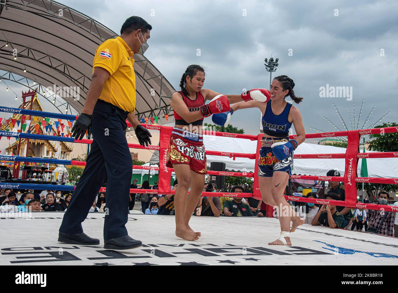 Bangkok, Thaïlande. 22nd octobre 2022. Nong AOM Kash Fight (Rouge) et Najes Klongsuanplu (Bleu) sont vus en action lors d'un combat à la place de la ville de Bangkok. Le match féminin Muay Thai fait partie du Bangkok Sport Festival organisé par l'Administration métropolitaine de Bangkok pour promouvoir le sport, les arts et la culture, l'identité et le patrimoine thaïlandais. Le festival sportif de Bangkok a eu lieu tout au long du mois d'octobre 2022. (Photo de Peerapon Boonyakiat/SOPA Images/Sipa USA) crédit: SIPA USA/Alay Live News Banque D'Images
