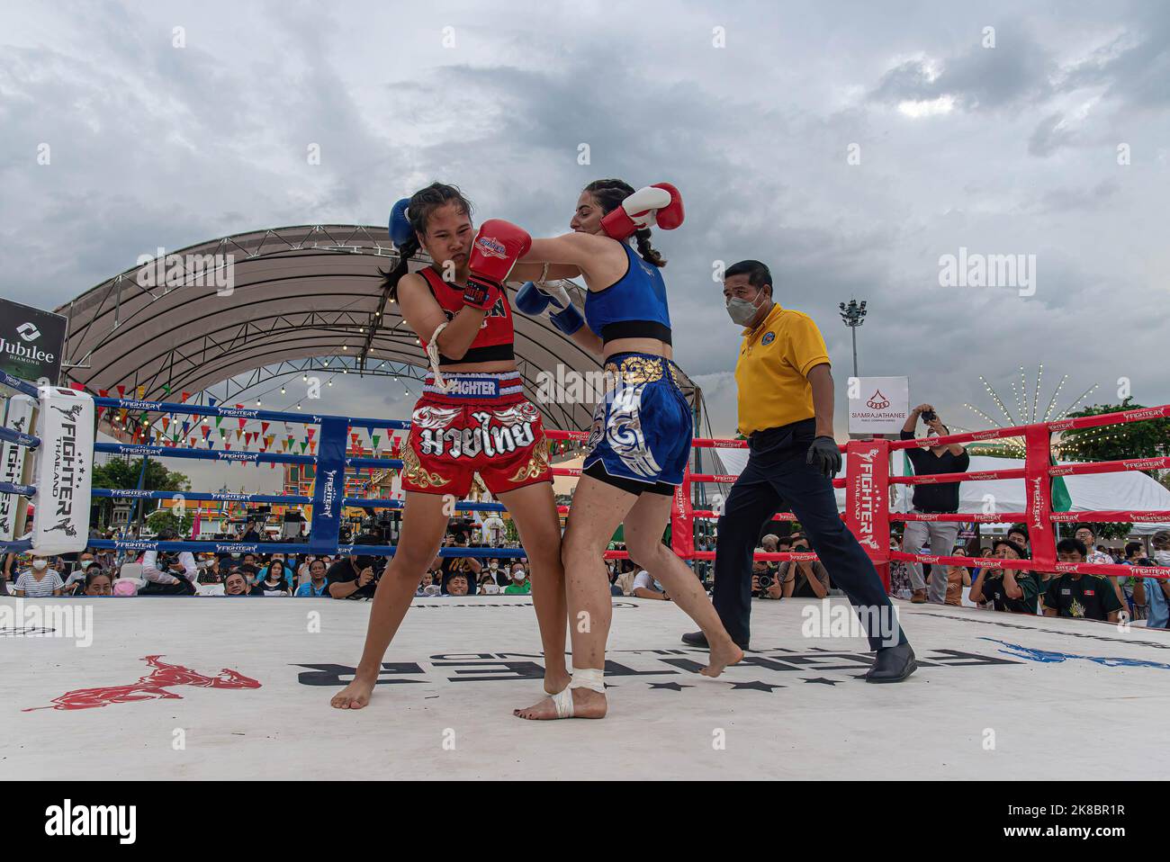 Bangkok, Thaïlande. 22nd octobre 2022. Nong AOM Kash Fight (Rouge) et Najes Klongsuanplu (Bleu) sont vus en action lors d'un combat à la place de la ville de Bangkok. Le match féminin Muay Thai fait partie du Bangkok Sport Festival organisé par l'Administration métropolitaine de Bangkok pour promouvoir le sport, les arts et la culture, l'identité et le patrimoine thaïlandais. Le festival sportif de Bangkok a eu lieu tout au long du mois d'octobre 2022. (Photo de Peerapon Boonyakiat/SOPA Images/Sipa USA) crédit: SIPA USA/Alay Live News Banque D'Images