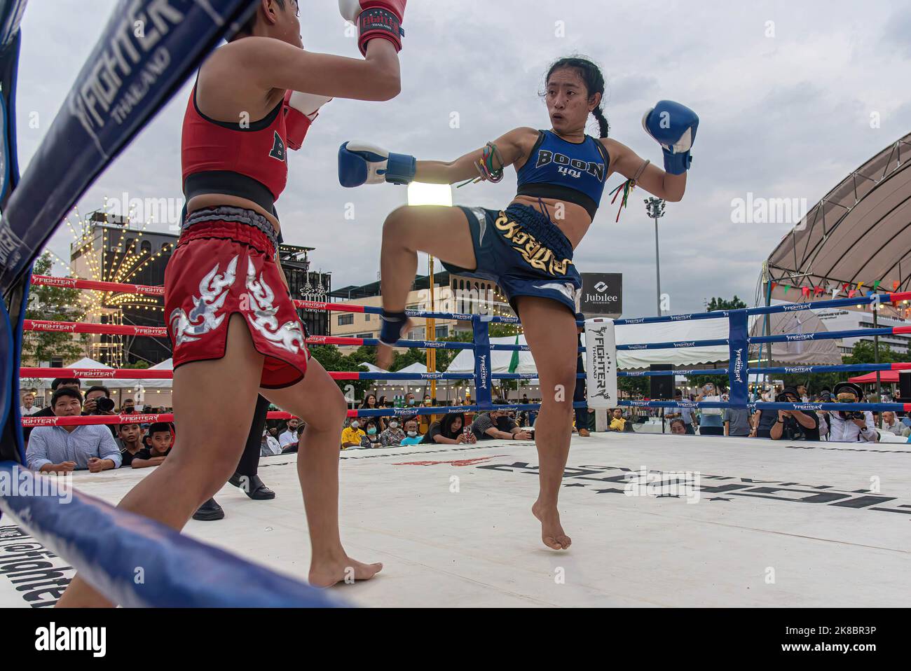 Bangkok, Thaïlande. 22nd octobre 2022. Meiji M.Chombueng (rouge) et Dutchmill Kash Fight (bleu) sont vus en action pendant un combat à la place de la ville de Bangkok. Le match féminin Muay Thai fait partie du Bangkok Sport Festival organisé par l'Administration métropolitaine de Bangkok pour promouvoir le sport, les arts et la culture, l'identité et le patrimoine thaïlandais. Le festival sportif de Bangkok a eu lieu tout au long du mois d'octobre 2022. (Photo de Peerapon Boonyakiat/SOPA Images/Sipa USA) crédit: SIPA USA/Alay Live News Banque D'Images