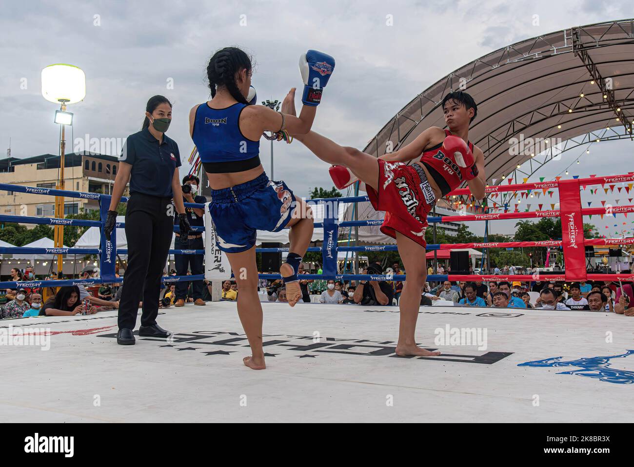 Bangkok, Thaïlande. 22nd octobre 2022. Meiji M.Chombueng (rouge) et Dutchmill Kash Fight (bleu) sont vus en action pendant un combat à la place de la ville de Bangkok. Le match féminin Muay Thai fait partie du Bangkok Sport Festival organisé par l'Administration métropolitaine de Bangkok pour promouvoir le sport, les arts et la culture, l'identité et le patrimoine thaïlandais. Le festival sportif de Bangkok a eu lieu tout au long du mois d'octobre 2022. (Photo de Peerapon Boonyakiat/SOPA Images/Sipa USA) crédit: SIPA USA/Alay Live News Banque D'Images