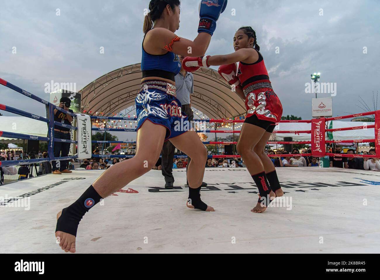 Bangkok, Thaïlande. 22nd octobre 2022. Pikulthong Supreeda (rouge) et Najin Muay Thai Singhaburi (?bleu) sont vus en action pendant un combat à la place de la ville de Bangkok. Le match féminin Muay Thai fait partie du Bangkok Sport Festival organisé par l'Administration métropolitaine de Bangkok pour promouvoir le sport, les arts et la culture, l'identité et le patrimoine thaïlandais. Le festival sportif de Bangkok a eu lieu tout au long du mois d'octobre 2022. (Photo de Peerapon Boonyakiat/SOPA Images/Sipa USA) crédit: SIPA USA/Alay Live News Banque D'Images
