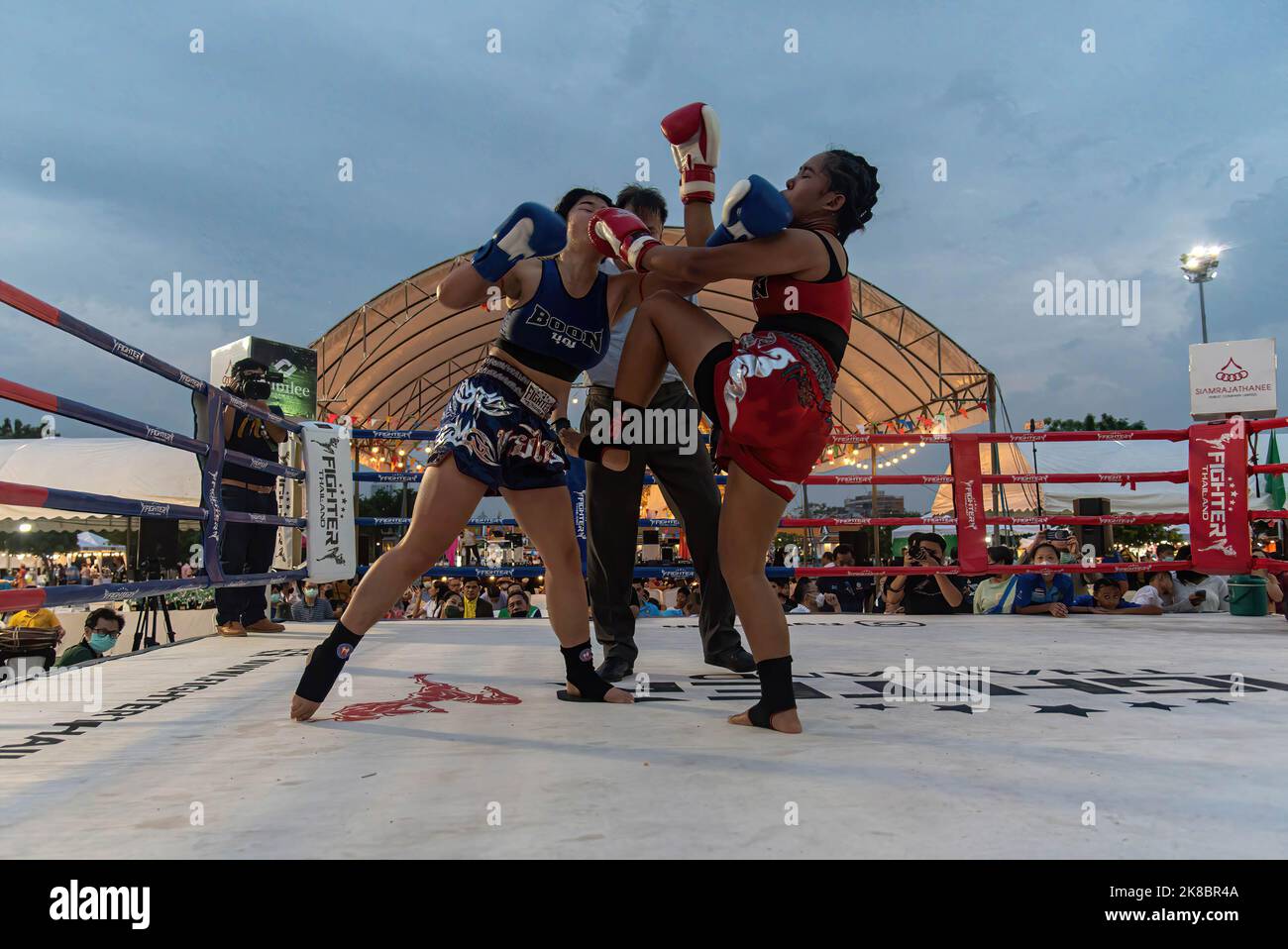 Bangkok, Thaïlande. 22nd octobre 2022. Pikulthong Supreeda (rouge) et Najin Muay Thai Singhaburi (?bleu) sont vus en action pendant un combat à la place de la ville de Bangkok. Le match féminin Muay Thai fait partie du Bangkok Sport Festival organisé par l'Administration métropolitaine de Bangkok pour promouvoir le sport, les arts et la culture, l'identité et le patrimoine thaïlandais. Le festival sportif de Bangkok a eu lieu tout au long du mois d'octobre 2022. (Photo de Peerapon Boonyakiat/SOPA Images/Sipa USA) crédit: SIPA USA/Alay Live News Banque D'Images