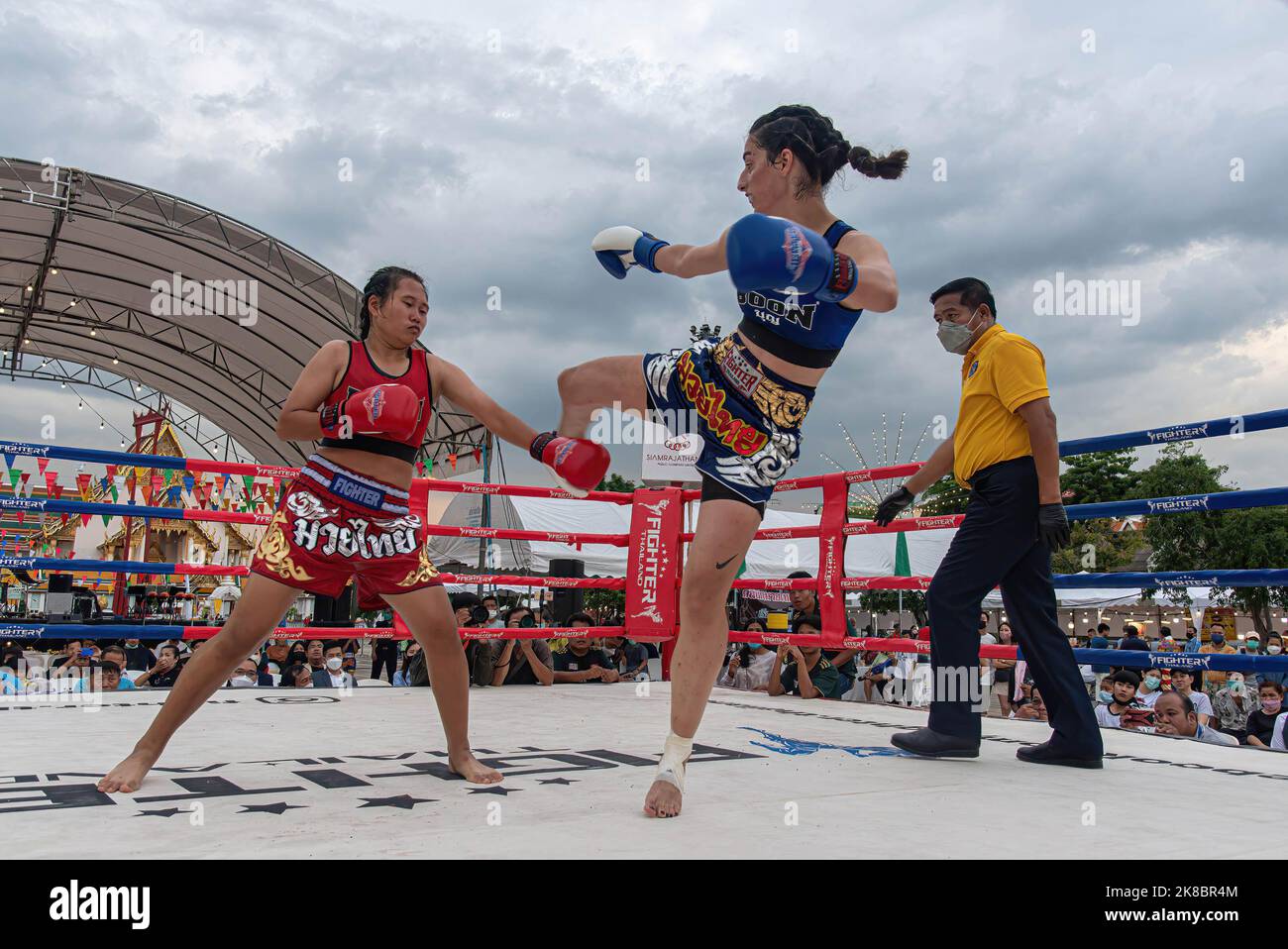 Bangkok, Thaïlande. 22nd octobre 2022. Nong AOM Kash Fight (Rouge) et Najes Klongsuanplu (Bleu) sont vus en action lors d'un combat à la place de la ville de Bangkok. Le match féminin Muay Thai fait partie du Bangkok Sport Festival organisé par l'Administration métropolitaine de Bangkok pour promouvoir le sport, les arts et la culture, l'identité et le patrimoine thaïlandais. Le festival sportif de Bangkok a eu lieu tout au long du mois d'octobre 2022. (Photo de Peerapon Boonyakiat/SOPA Images/Sipa USA) crédit: SIPA USA/Alay Live News Banque D'Images