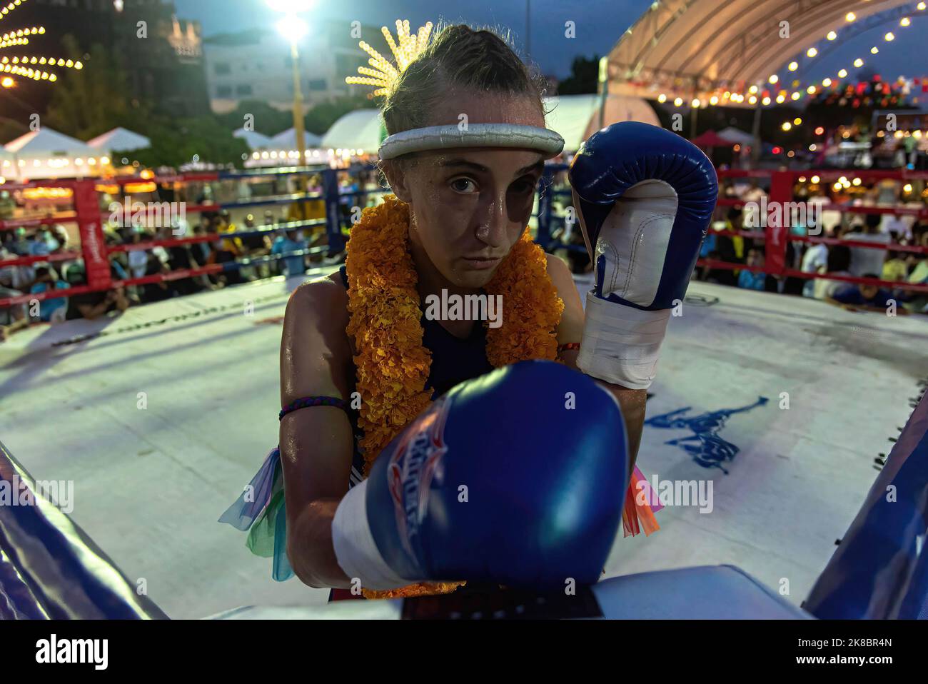 Bangkok, Thaïlande. 22nd octobre 2022. Margaret Wanek se prépare avant un combat à la place de la ville de Bangkok. Le match féminin Muay Thai fait partie du Bangkok Sport Festival organisé par l'Administration métropolitaine de Bangkok pour promouvoir le sport, les arts et la culture, l'identité et le patrimoine thaïlandais. Le festival sportif de Bangkok a eu lieu tout au long du mois d'octobre 2022. (Photo de Peerapon Boonyakiat/SOPA Images/Sipa USA) crédit: SIPA USA/Alay Live News Banque D'Images