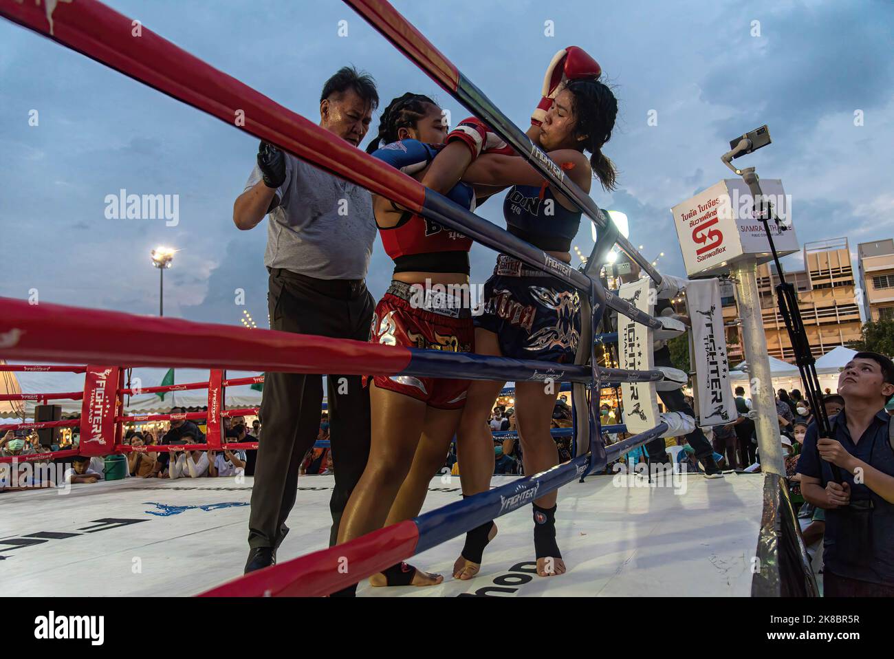Bangkok, Thaïlande. 22nd octobre 2022. Pikulthong Supreeda (rouge) et Najin Muay Thai Singhaburi (?bleu) sont vus en action pendant un combat à la place de la ville de Bangkok. Le match féminin Muay Thai fait partie du Bangkok Sport Festival organisé par l'Administration métropolitaine de Bangkok pour promouvoir le sport, les arts et la culture, l'identité et le patrimoine thaïlandais. Le festival sportif de Bangkok a eu lieu tout au long du mois d'octobre 2022. (Photo de Peerapon Boonyakiat/SOPA Images/Sipa USA) crédit: SIPA USA/Alay Live News Banque D'Images