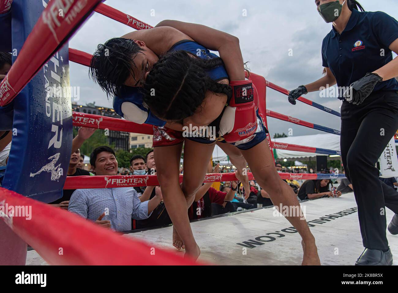 Bangkok, Thaïlande. 22nd octobre 2022. Meiji M.Chombueng (rouge) et Dutchmill Kash Fight (bleu) sont vus en action pendant un combat à la place de la ville de Bangkok. Le match féminin Muay Thai fait partie du Bangkok Sport Festival organisé par l'Administration métropolitaine de Bangkok pour promouvoir le sport, les arts et la culture, l'identité et le patrimoine thaïlandais. Le festival sportif de Bangkok a eu lieu tout au long du mois d'octobre 2022. (Photo de Peerapon Boonyakiat/SOPA Images/Sipa USA) crédit: SIPA USA/Alay Live News Banque D'Images