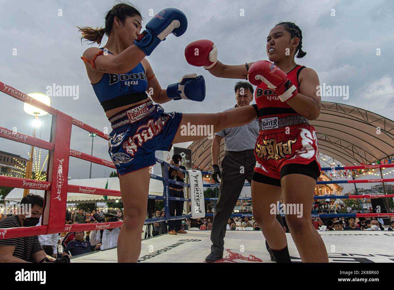 Bangkok, Thaïlande. 22nd octobre 2022. Pikulthong Supreeda (rouge) et Najin Muay Thai Singhaburi (?bleu) sont vus en action pendant un combat à la place de la ville de Bangkok. Le match féminin Muay Thai fait partie du Bangkok Sport Festival organisé par l'Administration métropolitaine de Bangkok pour promouvoir le sport, les arts et la culture, l'identité et le patrimoine thaïlandais. Le festival sportif de Bangkok a eu lieu tout au long du mois d'octobre 2022. (Photo de Peerapon Boonyakiat/SOPA Images/Sipa USA) crédit: SIPA USA/Alay Live News Banque D'Images