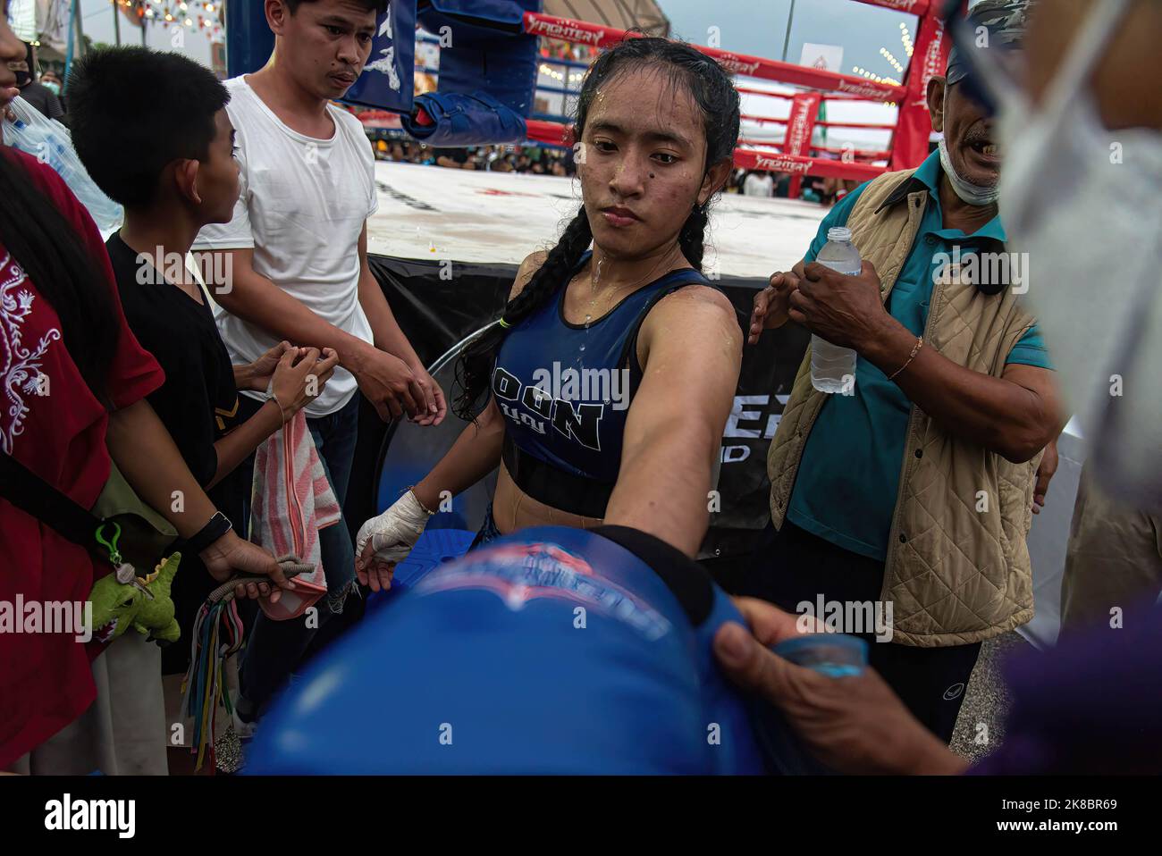 Bangkok, Thaïlande. 22nd octobre 2022. Dutchmill Kash Fight (bleu) se prépare avant un combat à la place de la ville de Bangkok. Le match féminin Muay Thai fait partie du Bangkok Sport Festival organisé par l'Administration métropolitaine de Bangkok pour promouvoir le sport, les arts et la culture, l'identité et le patrimoine thaïlandais. Le festival sportif de Bangkok a eu lieu tout au long du mois d'octobre 2022. (Photo de Peerapon Boonyakiat/SOPA Images/Sipa USA) crédit: SIPA USA/Alay Live News Banque D'Images