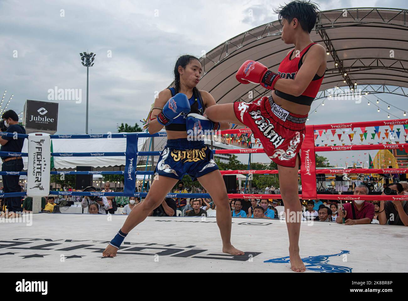 Bangkok, Thaïlande. 22nd octobre 2022. Meiji M.Chombueng (rouge) et Dutchmill Kash Fight (bleu) sont vus en action pendant un combat à la place de la ville de Bangkok. Le match féminin Muay Thai fait partie du Bangkok Sport Festival organisé par l'Administration métropolitaine de Bangkok pour promouvoir le sport, les arts et la culture, l'identité et le patrimoine thaïlandais. Le festival sportif de Bangkok a eu lieu tout au long du mois d'octobre 2022. (Photo de Peerapon Boonyakiat/SOPA Images/Sipa USA) crédit: SIPA USA/Alay Live News Banque D'Images