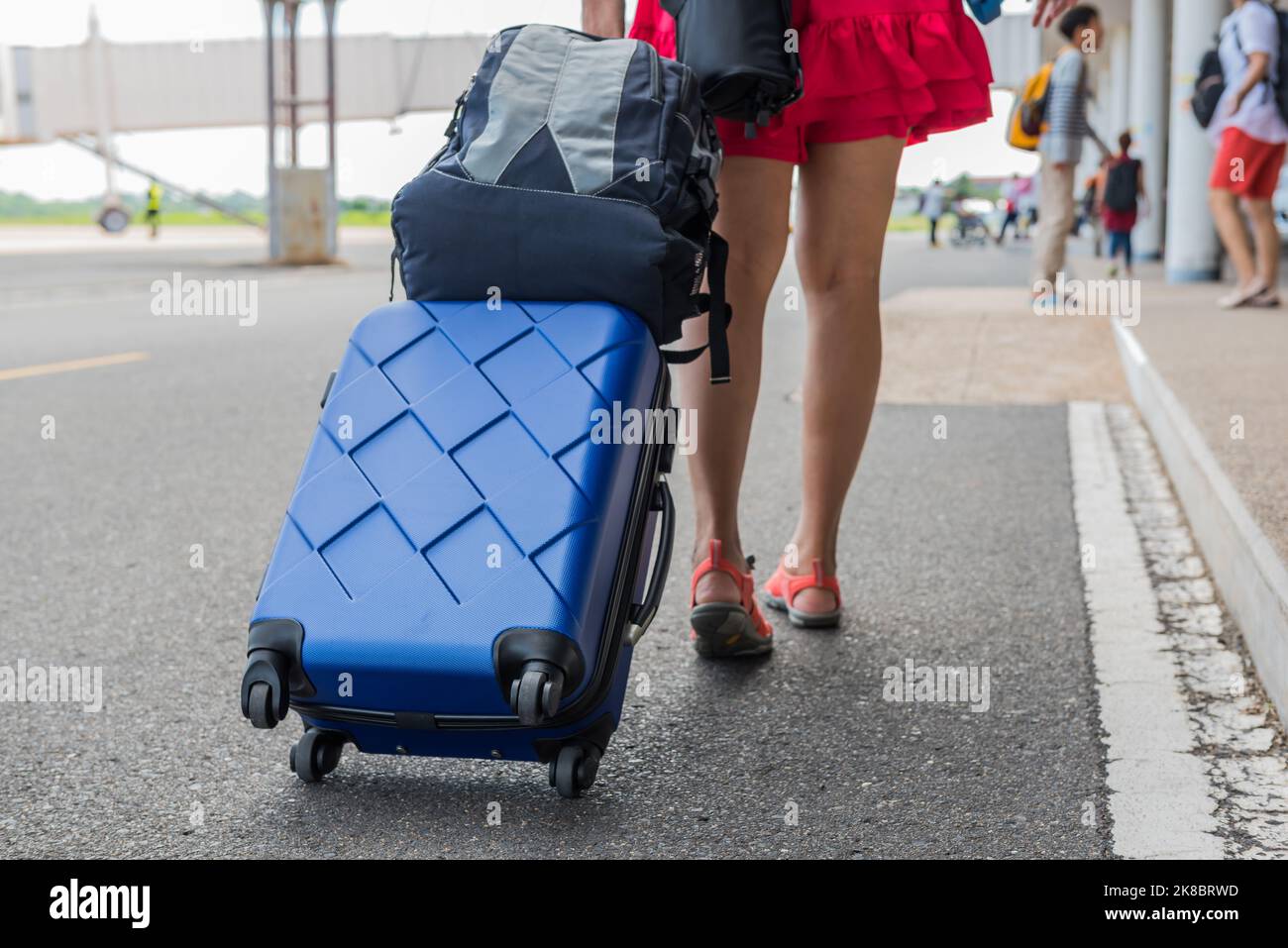 Femme porte bagages, valise à l'aéroport, Tourisme, sac touristique. Banque D'Images