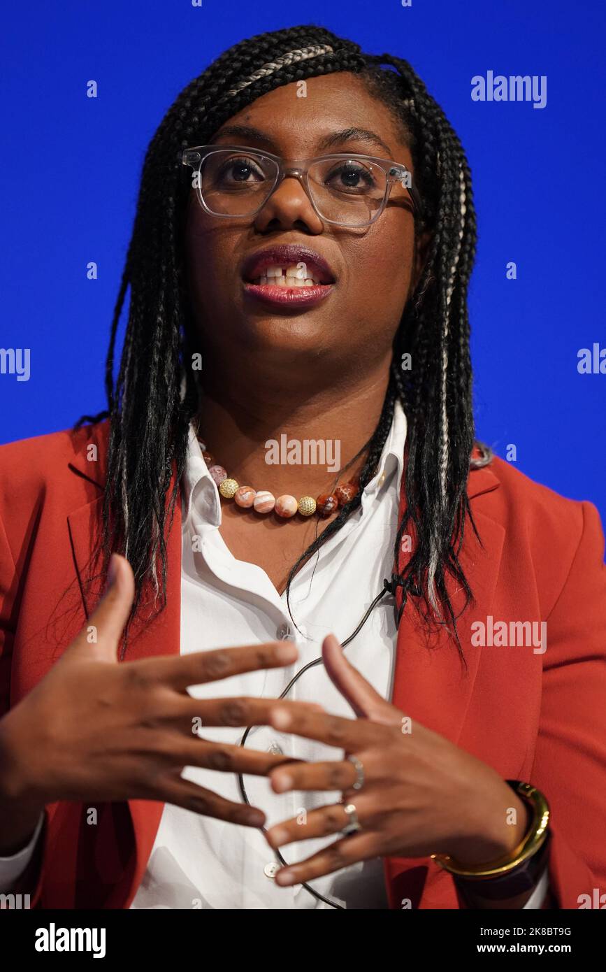 Photo du dossier datée du 03/10/22, de Kemi Badenoch prenant la parole sur scène lors de la conférence annuelle du Parti conservateur au Centre international des congrès de Birmingham. Kemi Badenoch, ministre du Cabinet et ancien candidat à la direction des Conservateurs, soutient Rishi Sunak pour remplacer Liz Truss en 10. Écrivant dans le Sunday Times, elle a dit: «J'ai, à l'occasion, été membre du club de fans de Boris Johnson. Même lorsque j'ai démissionné de son gouvernement, j'ai reconnu ses nombreuses forces. Il a été un atout pour le pays pendant des périodes très difficiles. Cependant, je suis encore plus fan de Margaret Thatcher, une forme Banque D'Images