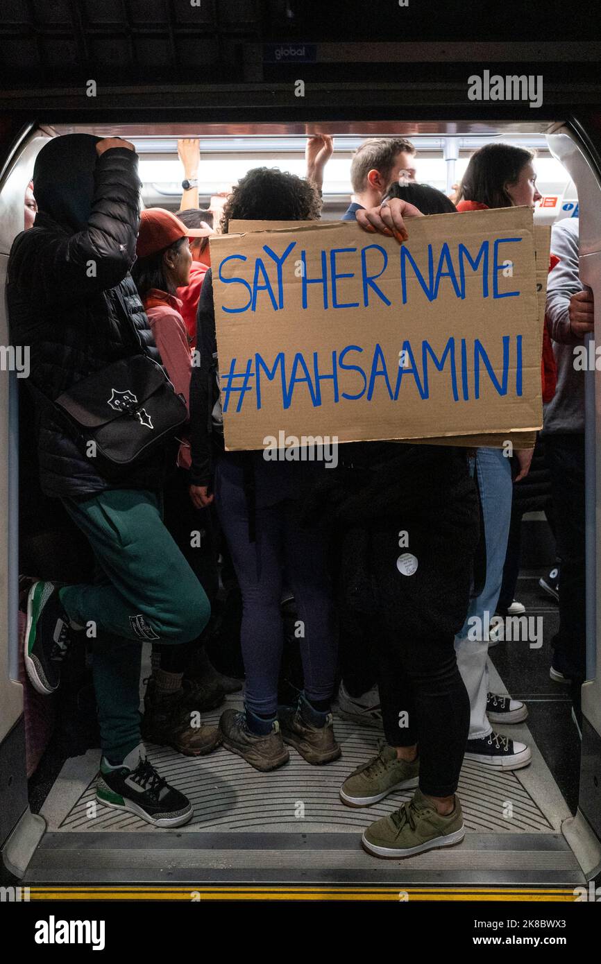 Londres, Royaume-Uni. 22 octobre 2022. Une femme monte dans un tube après avoir assisté à une manifestation sur la place du Parlement en réaction aux nouvelles de la mort, le 16 septembre, de Mahsa Amini, une kurde de 22 ans, décédée en détention à Téhéran. Elle aurait été détenue par la police morale iranienne pour avoir porté un foulard hijab de manière « inappropriée ». Des manifestations continuent d'avoir lieu en Iran et l'accès à Internet et aux médias sociaux est désormais limité. Credit: Stephen Chung / Alamy Live News Banque D'Images