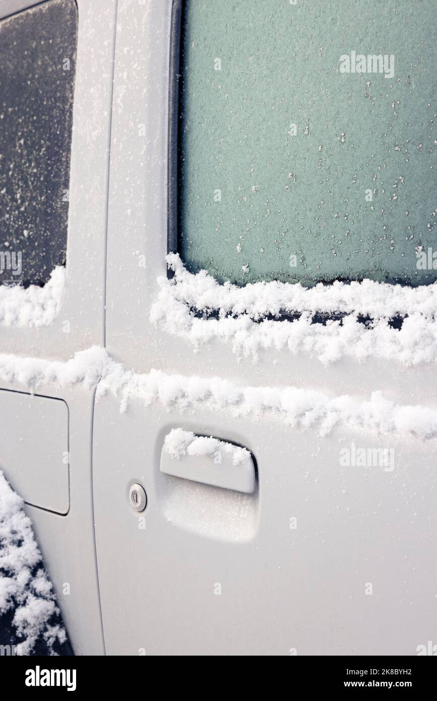Porte de voiture de vus couverte de neige en hiver, au Royaume-Uni Banque D'Images