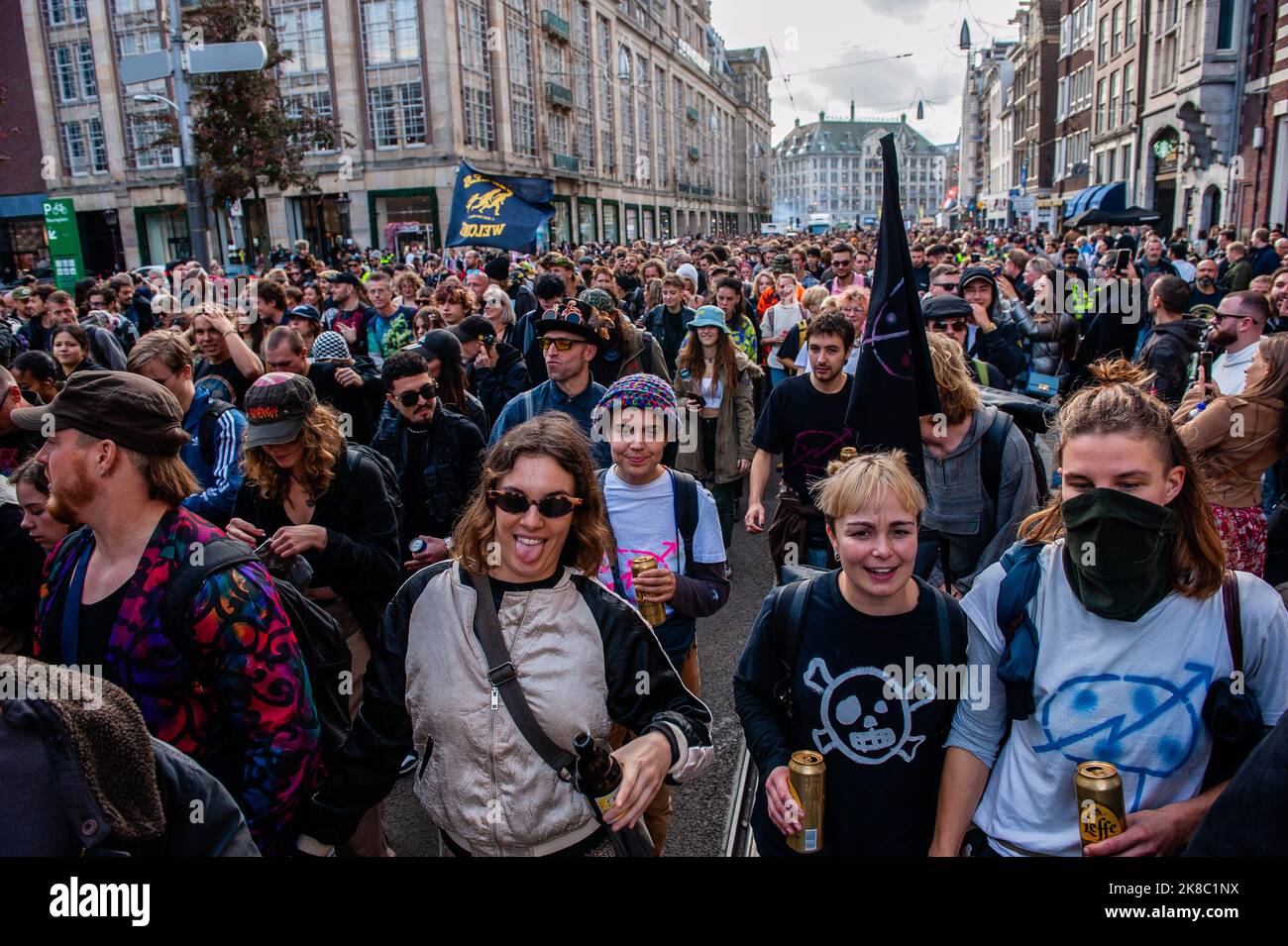 Les gens sont vus après l'un des camions jouant de la musique forte pendant la démonstration. ADEV (Amsterdam Danst Ergens voor) qui signifie quelque chose comme "Amsterdam danse pour quelque chose" organisé pour la dixième fois sa manifestation annuelle pour les squatting, les espaces libres, et des logements abordables dans la ville. Des milliers de personnes ont dansé en compagnie de gros camions équipés de systèmes audio bruyants dans le centre d'Amsterdam. Les manifestants ont dansé pour exprimer leur mécontentement à l’égard de ce qu’ils considèrent comme un logement inabordable, et pour plaider en faveur de plus d’espaces libres dans la ville, et pour pouvoir se disputer. Banque D'Images