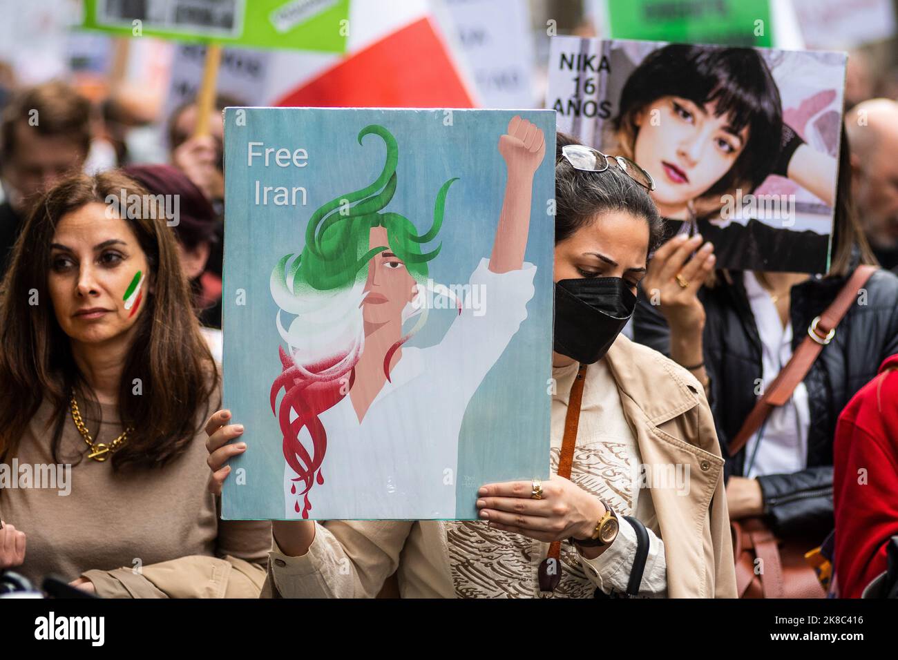 Madrid, Espagne. 22nd octobre 2022. Les personnes protestant pour réclamer la liberté en Iran et contre la mort de la femme iranienne Mahsa Amini. Mahsa Amini, 22 ans, a été arrêtée le 13 septembre dans la capitale, Téhéran, pour s'être mal habillé en portant un foulard mal placé. Elle est décédée trois jours après à un poste de police où elle était détenue. Credit: Marcos del Mazo/Alay Live News Banque D'Images