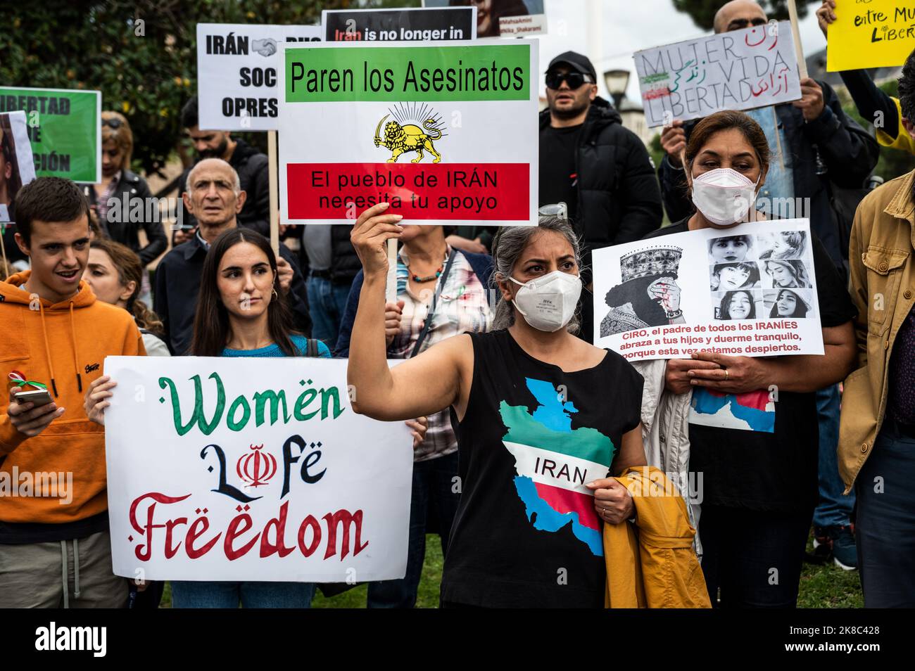 Madrid, Espagne. 22nd octobre 2022. Les gens protestent avec des pancartes réclamant la liberté en Iran et contre la mort de la femme iranienne Mahsa Amini. Mahsa Amini, 22 ans, a été arrêtée le 13 septembre dans la capitale, Téhéran, pour s'être mal habillé en portant un foulard mal placé. Elle est décédée trois jours après à un poste de police où elle était détenue. Credit: Marcos del Mazo/Alay Live News Banque D'Images