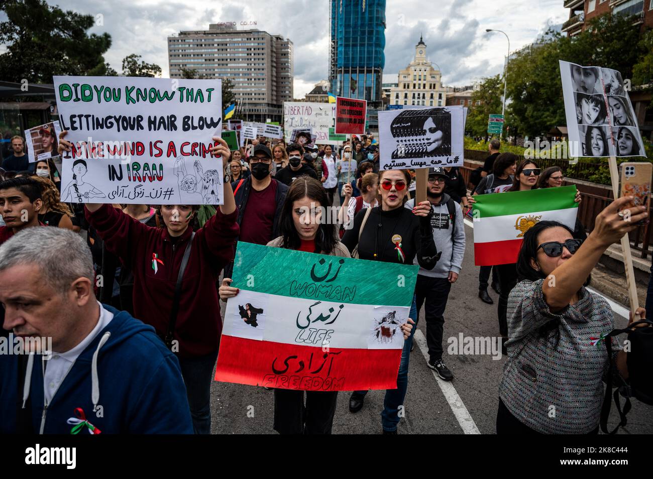 Madrid, Espagne. 22nd octobre 2022. Des gens portant des pancartes lors d'une manifestation réclamant la liberté en Iran et contre la mort de la femme iranienne Mahsa Amini. Mahsa Amini, 22 ans, a été arrêtée le 13 septembre dans la capitale, Téhéran, pour s'être mal habillé en portant un foulard mal placé. Elle est décédée trois jours après à un poste de police où elle était détenue. Credit: Marcos del Mazo/Alay Live News Banque D'Images