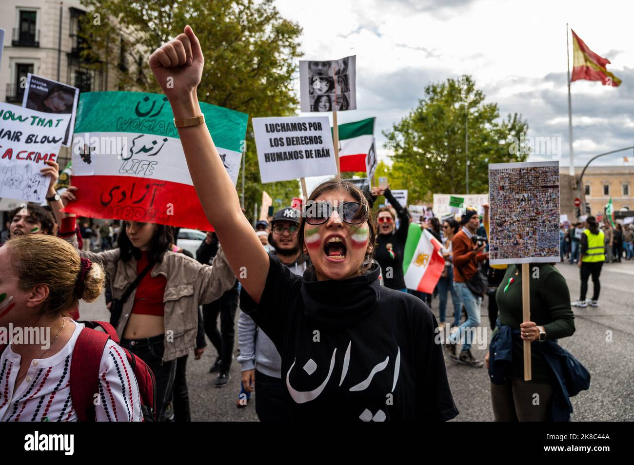 Madrid, Espagne. 22nd octobre 2022. Une femme criant lors d'une protestation réclamant la liberté en Iran et contre la mort de la femme iranienne Mahsa Amini. Mahsa Amini, 22 ans, a été arrêtée le 13 septembre dans la capitale, Téhéran, pour s'être mal habillé en portant un foulard mal placé. Elle est décédée trois jours après à un poste de police où elle était détenue. Credit: Marcos del Mazo/Alay Live News Banque D'Images