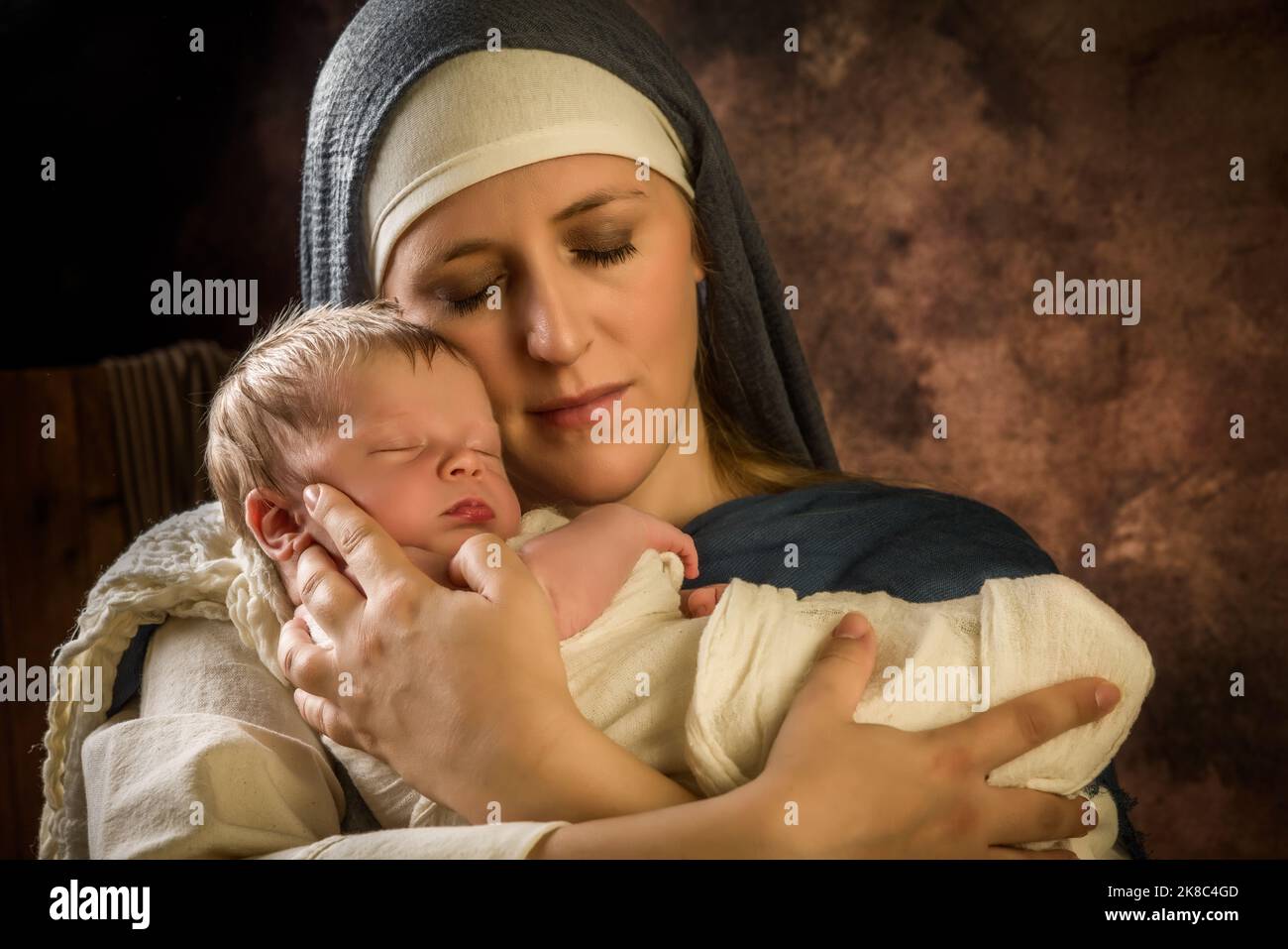 Reconstitution en direct scène de la nativité de Noël de la vraie mère d'un bébé de 8 jours jouant la Vierge Marie et le bébé Jésus Banque D'Images