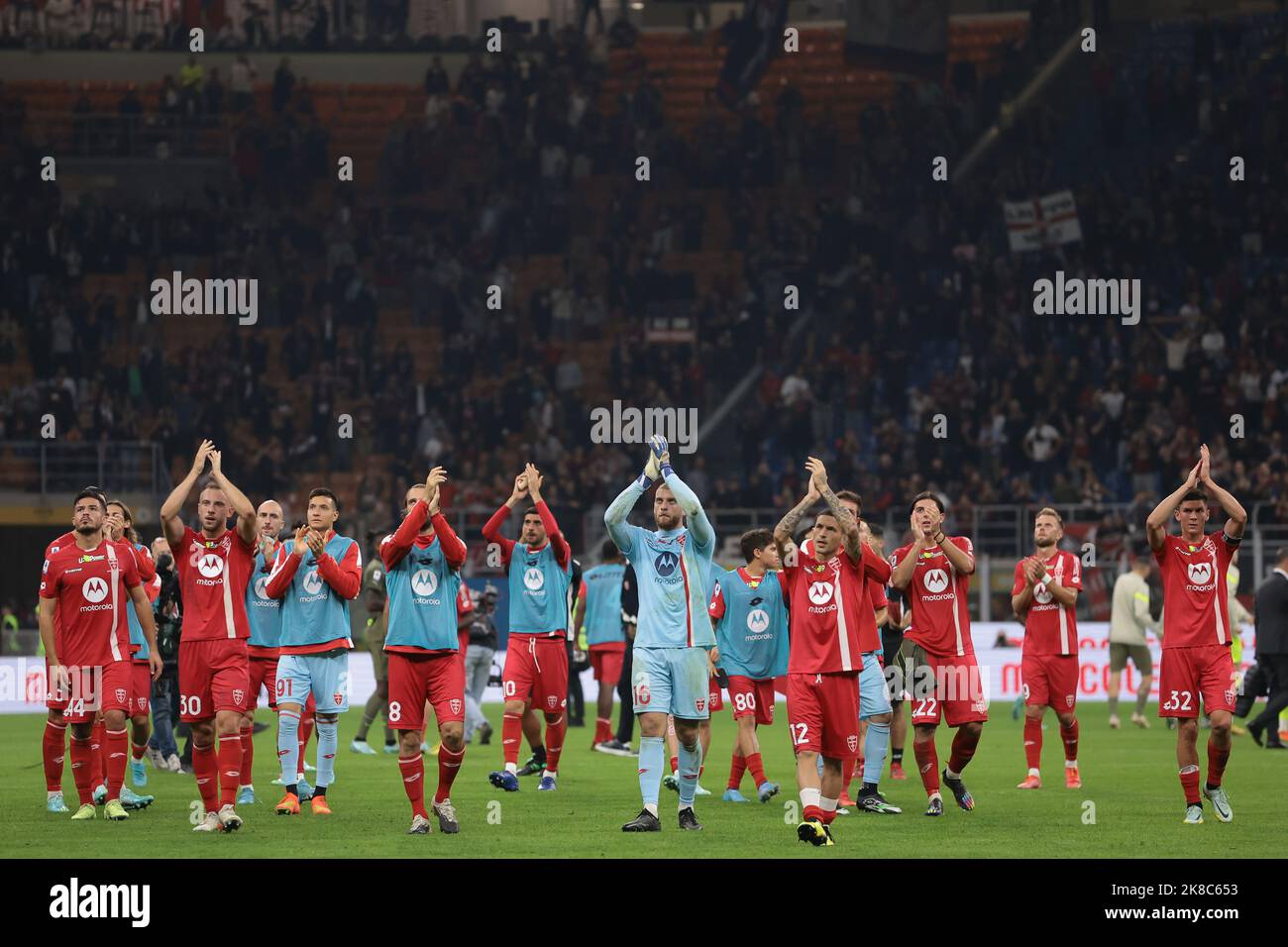 Milan, Italie. 22nd octobre 2022. Les joueurs d'AC Monza applaudissent les fans après le coup de sifflet final du match de Serie A à Giuseppe Meazza, Milan. Crédit photo à lire: Jonathan Moscrop/Sportimage crédit: Sportimage/Alay Live News Banque D'Images