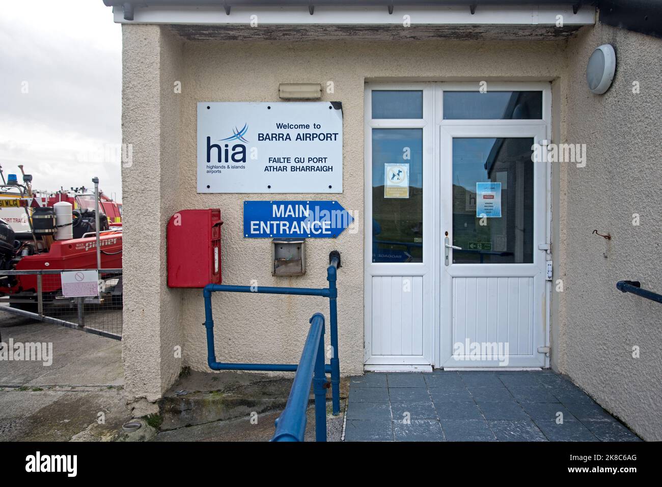 Entrée principale du terminal de l'aéroport de Barra à Eoligarry, île de Barra, Hébrides extérieures, Écosse, Royaume-Uni Banque D'Images