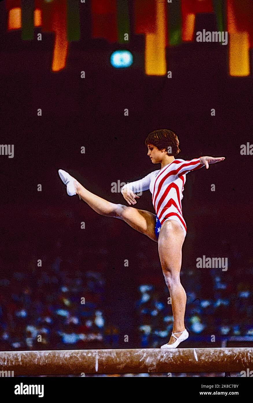 Mary Lou Retton (Etats-Unis) est en compétition sur le faisceau de la balance aux Jeux Olympiques de 1984. Banque D'Images