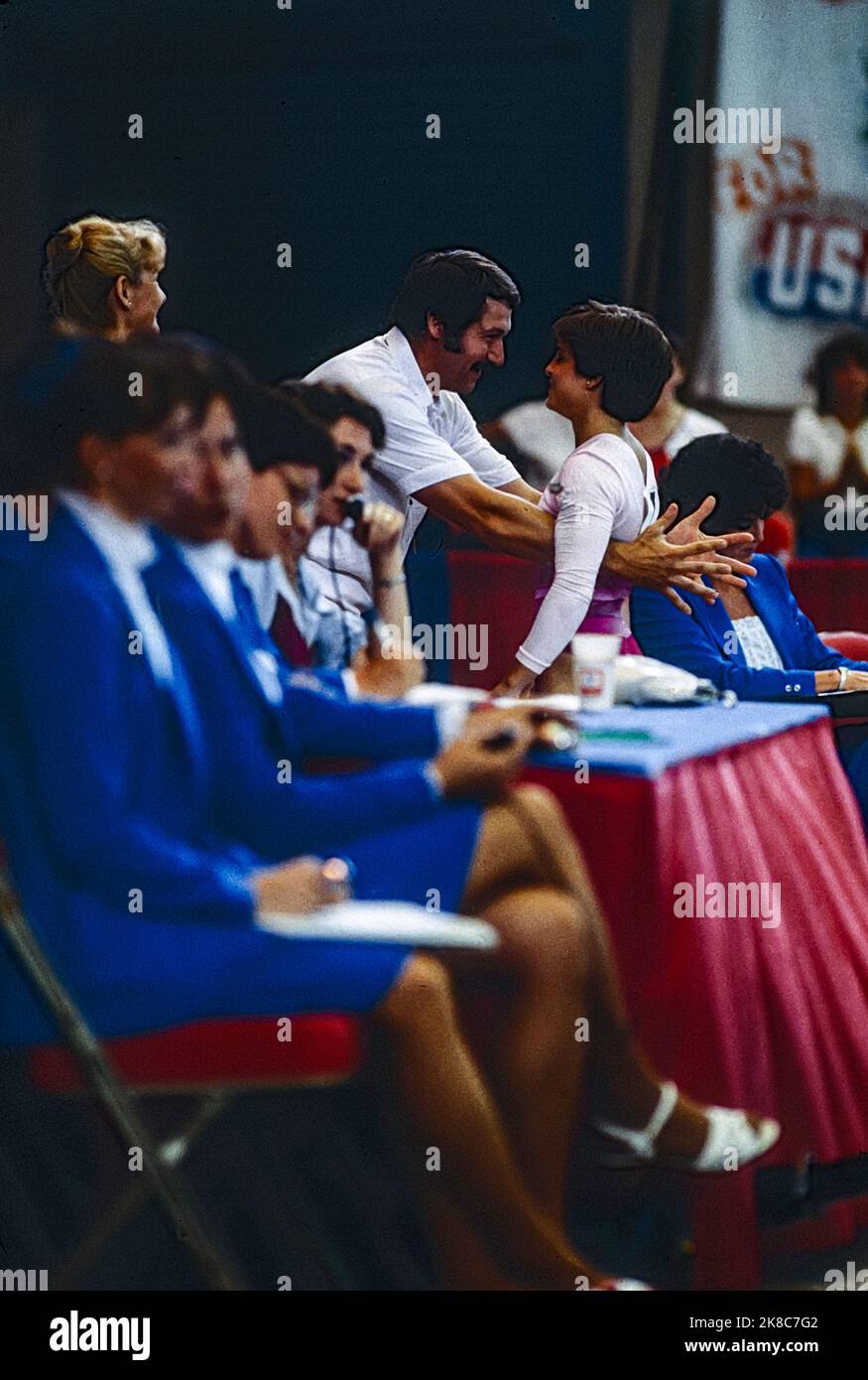 Mary Lou Retton (USA) participe aux épreuves de gymnastique olympiques de 1984 avec l'entraîneur Béla Károlyi. Banque D'Images