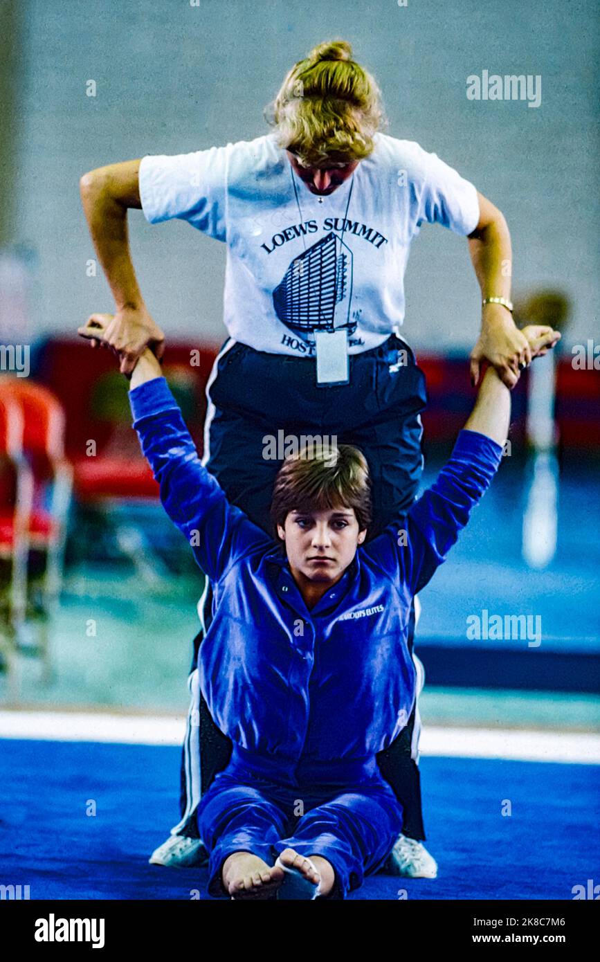 Mary Lou Retton (Etats-Unis) participe aux épreuves de gymnastique olympiques de 1984 aux Etats-Unis. Banque D'Images