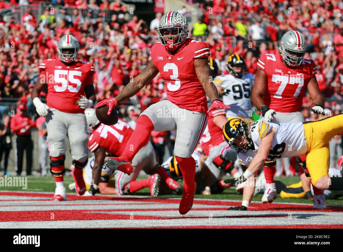 Columbus, États-Unis. 22nd octobre 2022. Les Buckeyes de l'État de l'Ohio Miyan Williams (3) se dirige dans la zone finale pour un touchdown contre les Hawkees de l'Iowa dans la première moitié à Columbus, Ohio, samedi, 22 octobre 2022. Photo par Aaron Josefczyk/UPI crédit: UPI/Alay Live News Banque D'Images