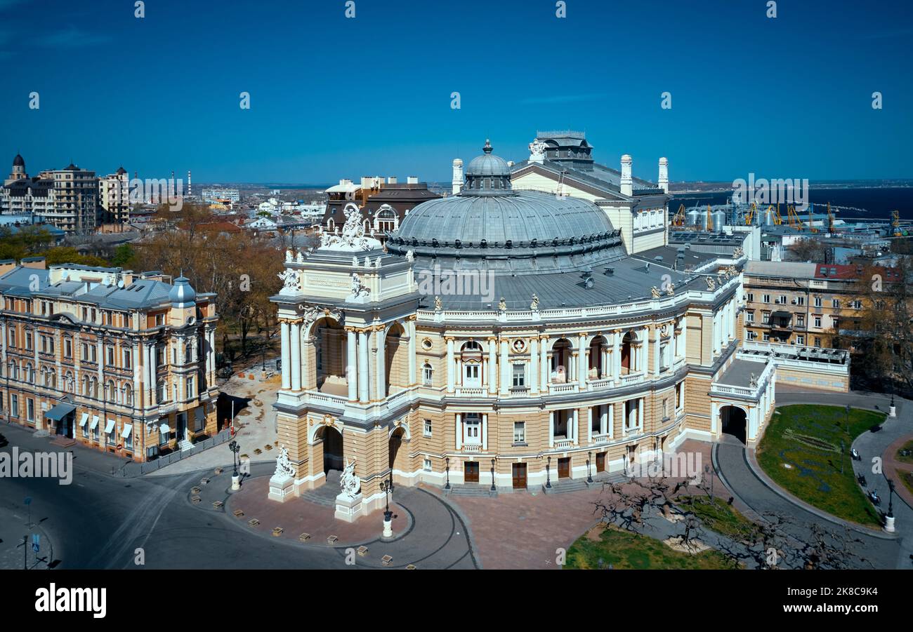 Le Théâtre national d'opéra et de ballet d'Odessa en Ukraine avec la ville et le port comme arrière-plan Banque D'Images