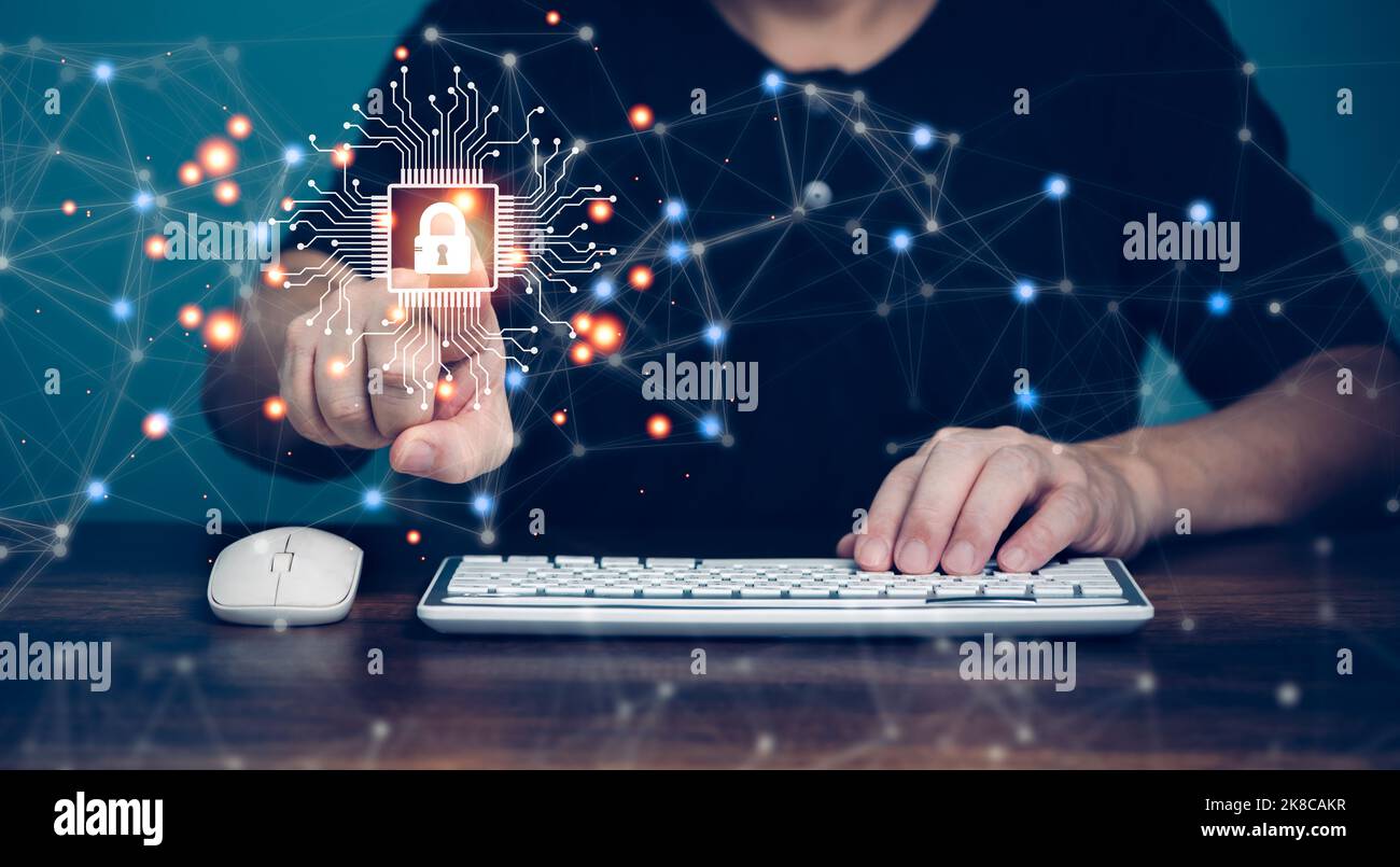 Cyberprotection sécurité des données Internet Confidentialité, Internet et concept de technologie sur écran virtuel. Homme touchant l'icône de verrouillage. Banque D'Images