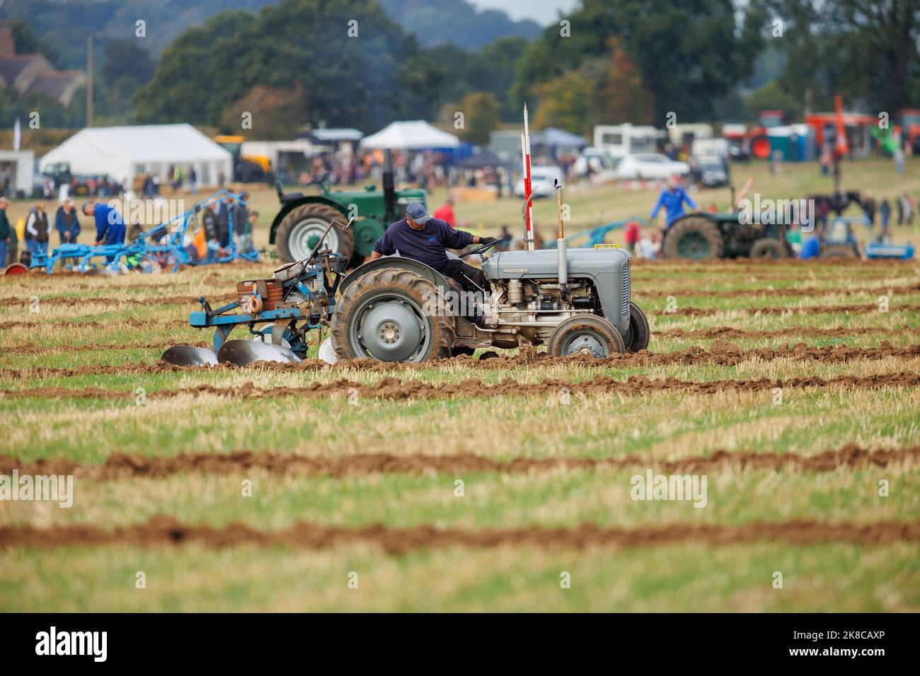 La compétition annuelle de labourage, de déchaumage et de déchaulage de Sheepy and District 106th qui s'est tenue dans le nord du Warwickshire, en Angleterre. L'événement met en évidence la capacité de labourer à l'aide de tracteurs anciens modernes ou de chevaux. Banque D'Images