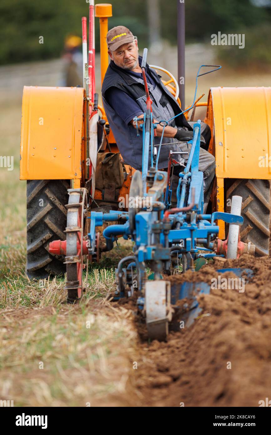 La compétition annuelle de labourage, de déchaumage et de déchaulage de Sheepy and District 106th qui s'est tenue dans le nord du Warwickshire, en Angleterre. L'événement met en évidence la capacité de labourer à l'aide de tracteurs anciens modernes ou de chevaux. Banque D'Images