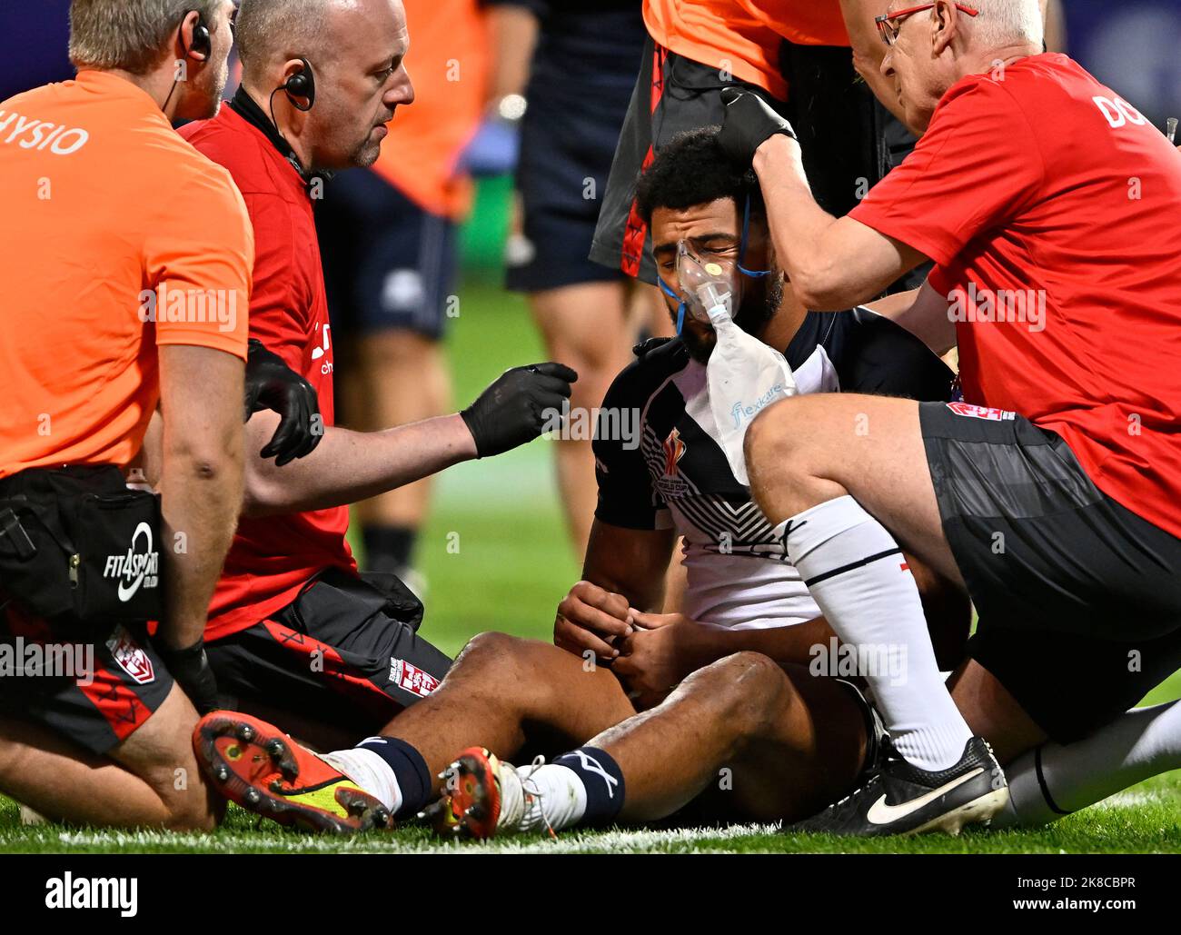 Bolton, Royaume-Uni. 22nd octobre 2022. Coupe du monde de rugby 2021. Angleterre V France. Stade de l'université de Bolton. Bolton. Kallum Watkins (Angleterre) a un masque d'oxygène qui lui est oput après qu'il a été blessé lors du match de coupe du monde de rugby Angleterre V France. Round 2, groupe A. Credit: Le sport en images/Alamy Live News Banque D'Images