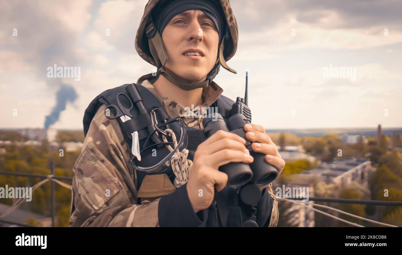 Un homme avec un binoculaire et dans l'uniforme militaire. Banque D'Images