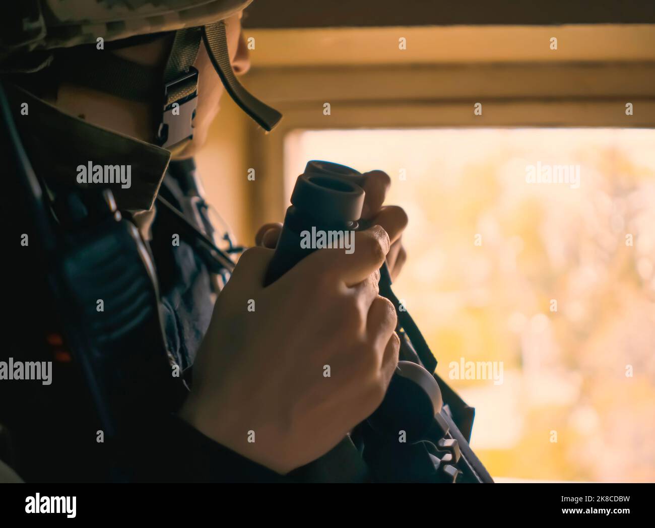 Un homme avec un binoculaire et dans l'uniforme militaire. Banque D'Images