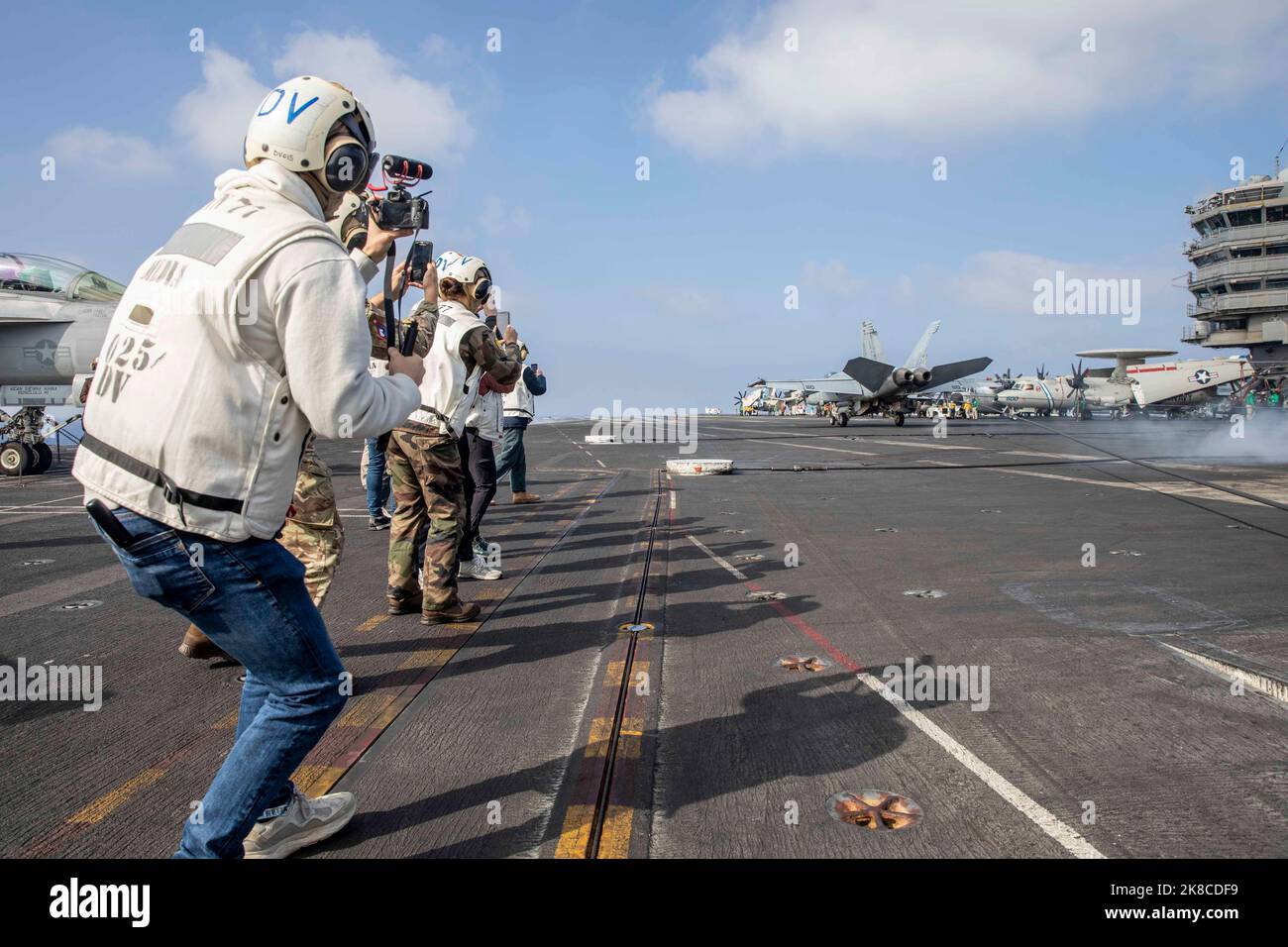 221019-N-MW880-1108 MER ADRIATIQUE (OCT 19, 2022) les influenceurs des médias sociaux prennent des vidéos et des photos des opérations de vol à bord du porte-avions de la classe Nimitz USS George H.W. Bush (CVN 77) pendant l'activité de vigilance Neptune Strike 22,2 (NID 22,2) menée par l'OTAN, dans la mer Adriatique, le 19 octobre 2022. NEST 22,2 est l'évolution naturelle de la capacité de l'OTAN à intégrer les capacités de guerre maritime haut de gamme d'un groupe de grève des transporteurs pour soutenir la défense de l'alliance en Europe. (É.-U. Photo de la marine par le spécialiste de la communication de masse 3rd classe Samuel Wagner) Banque D'Images