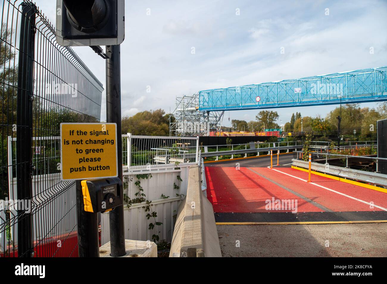 Harefield, Uxbridge, Royaume-Uni. 22nd octobre 2022. Le projet High Speed Rail, HS2, a construit un ponton flottant sur le canal du Grand Canal Union pour les piétons, car HS2 ont fait partie de la terre le long du canal. Au-dessus du canal se trouve un nouveau pipeline temporaire qui serait destiné au transport de l'eau contaminée des HS2 travaux de retour à une station de pompage d'eau pour qu'elle soit nettoyée. Les environnementalistes restent très préoccupés par les effets négatifs présumés que les travaux de HS2 pourraient avoir sur certains approvisionnements en eau potable de Londres. Crédit : Maureen McLean/Alay Live News Banque D'Images