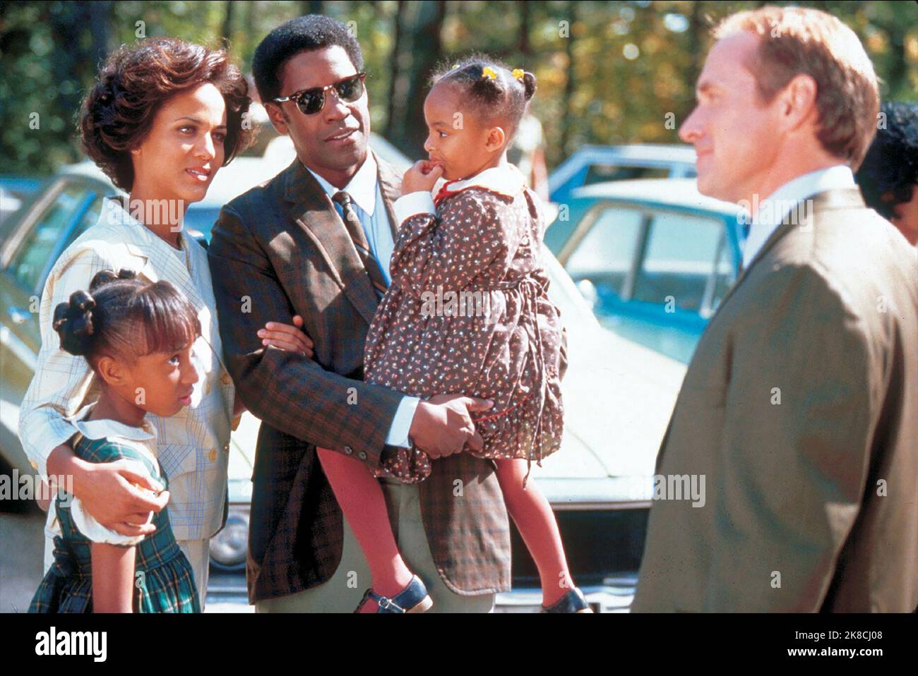 Nicole Ari Parker, Denzel Washington, Krysten Leigh Jones & Wwill Patton film : Remember the Titans (USA 2000) personnages : Carol Boone, Coach Herman Boone, Nicky Boone, Coach Bill Yoast Directeur : Boaz Yakin 23 septembre 2000 **AVERTISSEMENT** cette photographie est destinée à un usage éditorial exclusif et est protégée par les droits d'auteur de WALT DISNEY PICTURES et/ou du photographe attribué par la Société de film ou de production et ne peut être reproduite que par des publications dans le cadre de la promotion du film ci-dessus. Un crédit obligatoire pour LES IMAGES DE WALT DISNEY est requis. Le photographe doit également être crédité lorsqu'il est connu. Non Banque D'Images