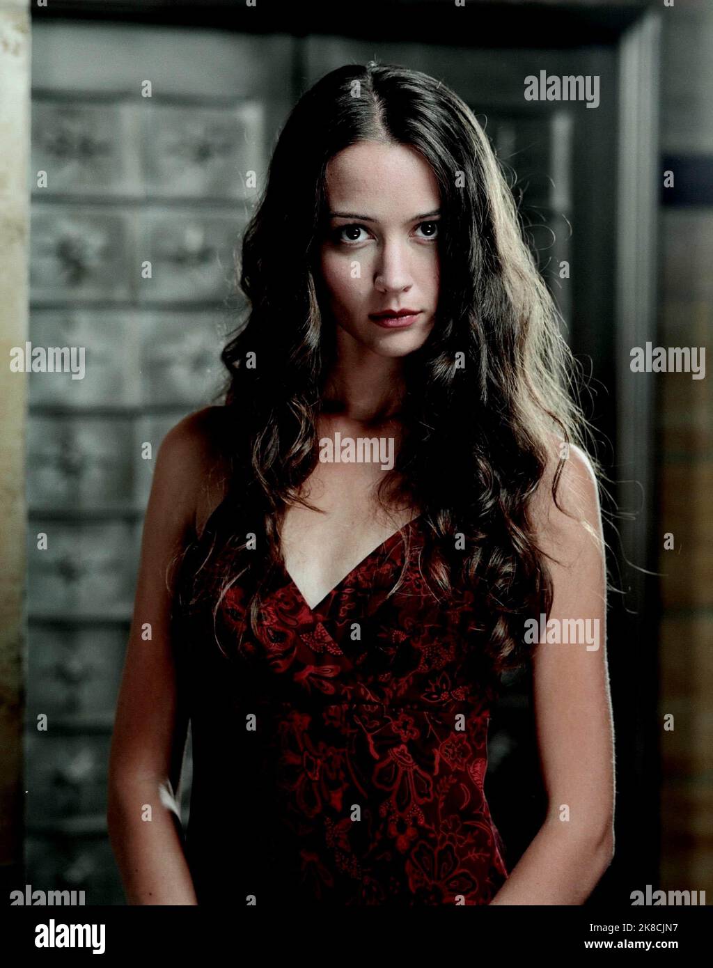 Amy Acker Television: Angel : saison 2 (2000) personnages: Winifred 'Fred' Burkle Directeur: Joss Whedon 26 septembre 2000 **AVERTISSEMENT** cette photographie est à usage éditorial exclusif et est le droit d'auteur de 20 CENTURY FOX et/ou le photographe assigné par la Société du film ou de la production et ne peut être reproduite que par des publications dans le cadre de la promotion du film ci-dessus. Un crédit obligatoire à 20 CENTURY FOX est requis. Le photographe doit également être crédité lorsqu'il est connu. Aucune utilisation commerciale ne peut être accordée sans l'autorisation écrite de la Société du film. Banque D'Images