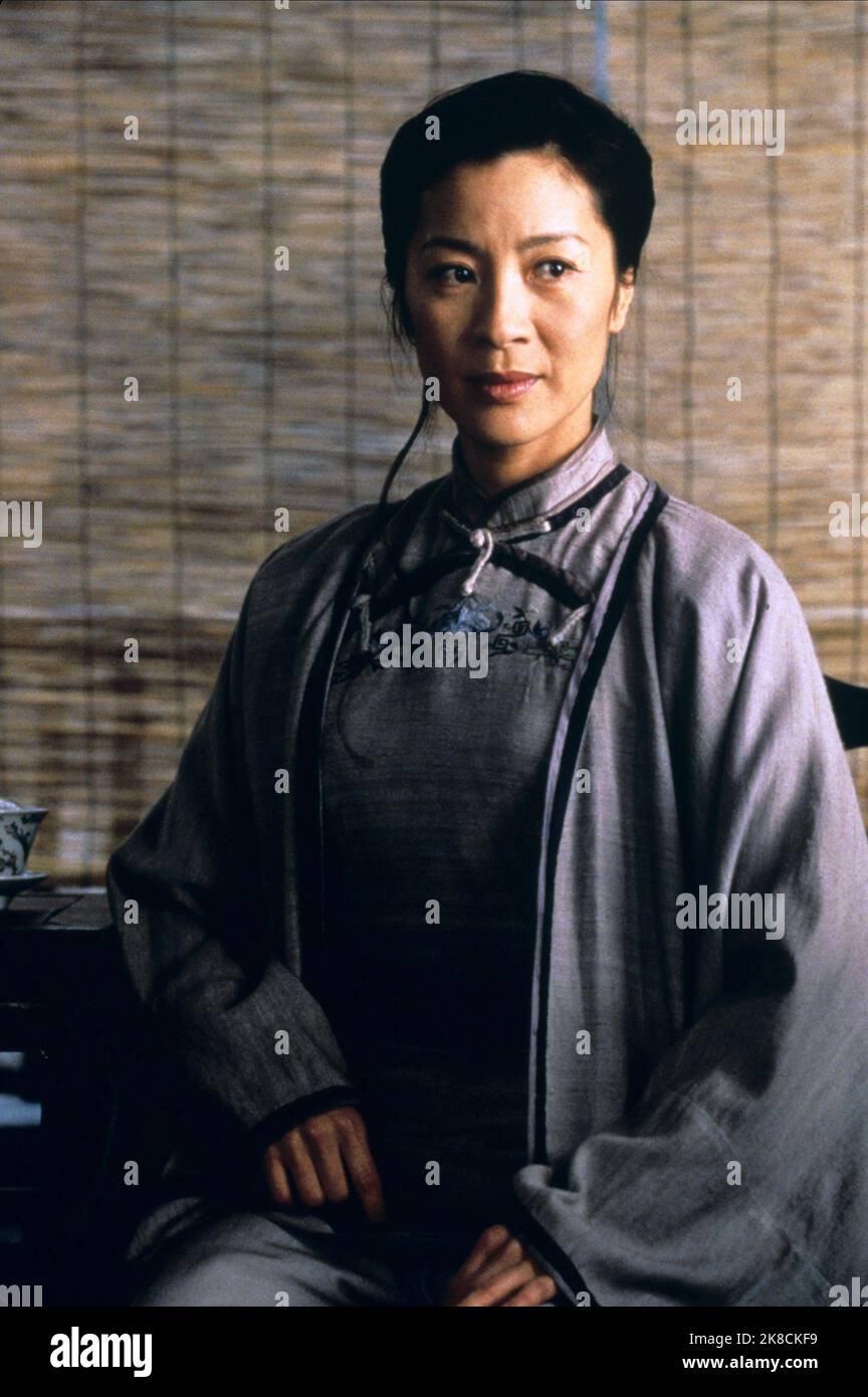 Michelle Yeoh film: Crouching Tiger, Hidden Dragon (WO hu cang long) personnages: Yu Shu lien TW/CHN/HK/USA 2000, Directeur: ANG Lee 18 mai 2000 **AVERTISSEMENT** cette photographie est destinée à un usage éditorial exclusif et est protégée par les droits d'auteur de SONY PICTURES CLASSIQUES et/ou du photographe attribué par la société film ou production et ne peut être reproduite que par des publications dans le cadre de la promotion du film ci-dessus. Un crédit obligatoire pour LES CLASSIQUES SONY PICTURES est requis. Le photographe doit également être crédité lorsqu'il est connu. Aucune utilisation commerciale ne peut être accordée sans l'autorisation écrite de film Compas Banque D'Images