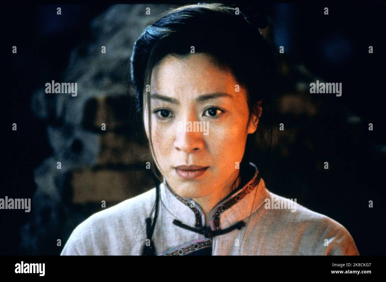 Michelle Yeoh film: Crouching Tiger, Hidden Dragon (WO hu cang long) personnages: Yu Shu lien TW/CHN/HK/USA 2000, Directeur: ANG Lee 18 mai 2000 **AVERTISSEMENT** cette photographie est destinée à un usage éditorial exclusif et est protégée par les droits d'auteur de SONY PICTURES CLASSIQUES et/ou du photographe attribué par la société film ou production et ne peut être reproduite que par des publications dans le cadre de la promotion du film ci-dessus. Un crédit obligatoire pour LES CLASSIQUES SONY PICTURES est requis. Le photographe doit également être crédité lorsqu'il est connu. Aucune utilisation commerciale ne peut être accordée sans l'autorisation écrite de film Compas Banque D'Images
