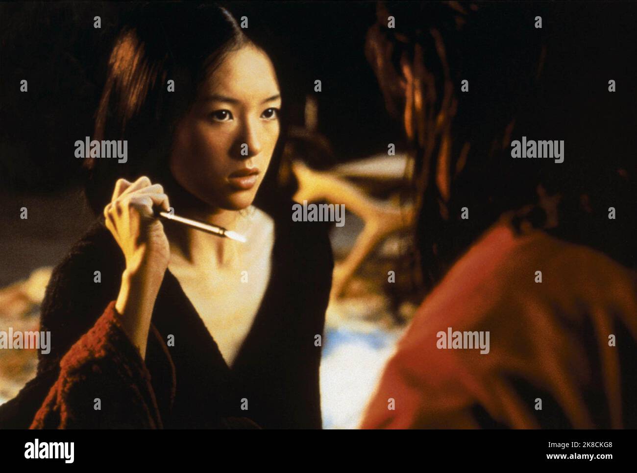 Zhang Ziyi film: Crouching Tiger, Hidden Dragon (WO hu cang long) personnages: Jen Yu (version mandarin) TW/CHN/HK/USA 2000, Directeur: ANG Lee 18 mai 2000 **AVERTISSEMENT** cette photographie est destinée à un usage éditorial exclusif et est protégée par les droits d'auteur de SONY PICTURES CLASSIQUES et/ou du photographe attribué par la société film ou production et ne peut être reproduite que par des publications dans le cadre de la promotion du film ci-dessus. Un crédit obligatoire pour LES CLASSIQUES SONY PICTURES est requis. Le photographe doit également être crédité lorsqu'il est connu. Aucune utilisation commerciale ne peut être accordée sans l'autorisation écrite du Banque D'Images