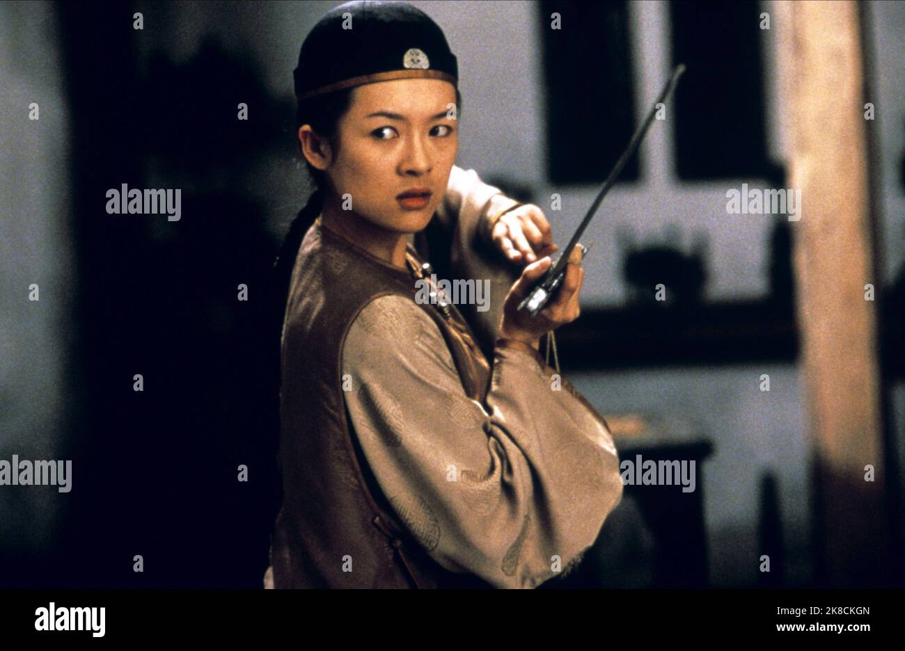 Zhang Ziyi film: Crouching Tiger, Hidden Dragon (WO hu cang long) TW/CHN/HK/USA 2000, Directeur: ANG Lee 18 mai 2000 **AVERTISSEMENT** cette photographie est destinée à un usage éditorial exclusif et est protégée par les droits d'auteur de SONY PICTURES CLASSIQUES et/ou du photographe attribué par la société film ou production et ne peut être reproduite que par des publications dans le cadre de la promotion du film ci-dessus. Un crédit obligatoire pour LES CLASSIQUES SONY PICTURES est requis. Le photographe doit également être crédité lorsqu'il est connu. Aucune utilisation commerciale ne peut être accordée sans l'autorisation écrite de la Société du film. Banque D'Images